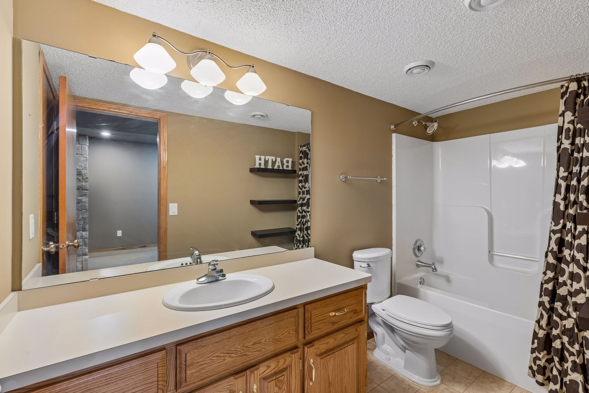  Meticulously Maintained Executive Home Near Parks and Trails - 物件實景