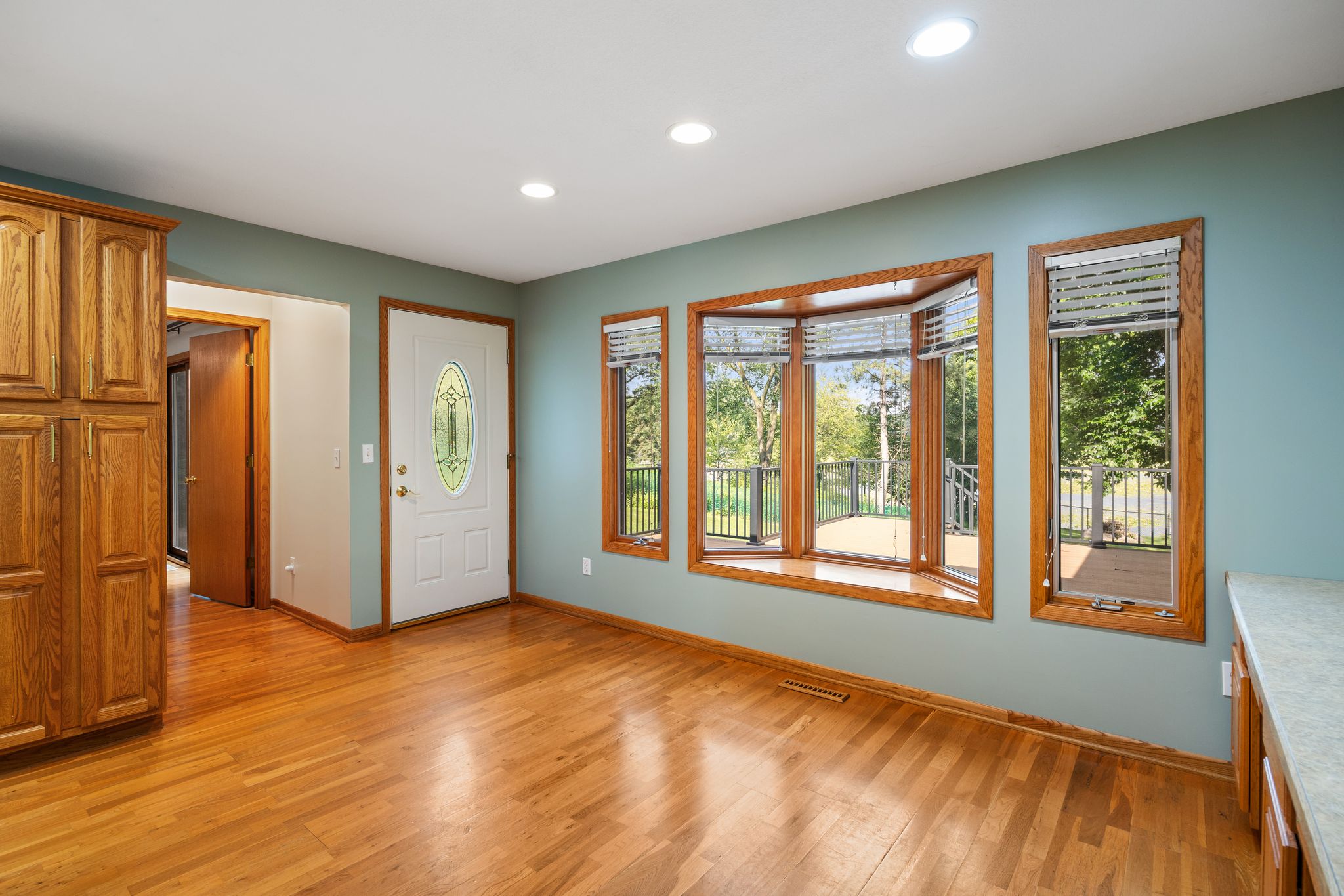  Exceptional Crystal Lake Retreat with Expansive Lakefront Living - 物件實景