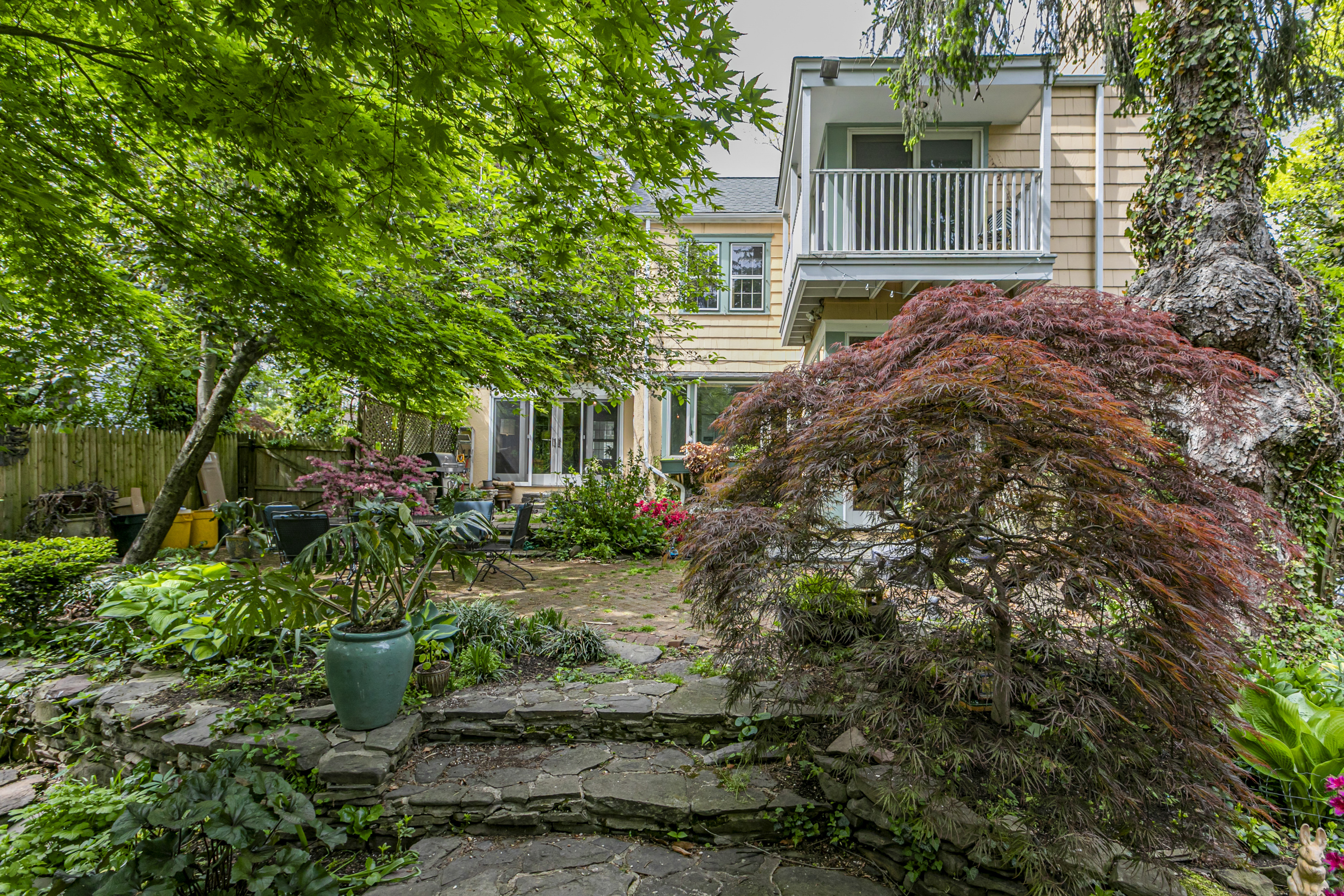  Storybook Princeton Home With Garden, Ponds, Parking, and In-town Location - 物件實景