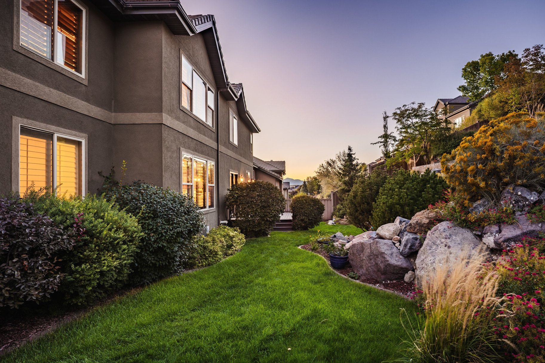  Nearly 7,000 Square Feet with a Stunning Backyard Water Feature - 物件實景