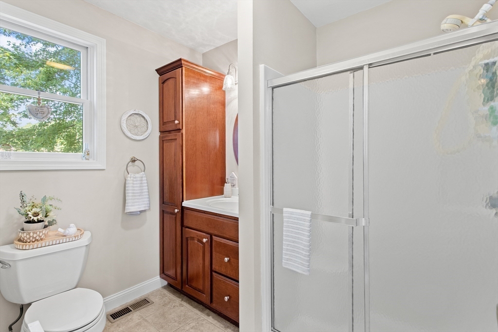 Methuen, Massachusetts, 01844, United States, 3 Bedrooms Bedrooms, ,2 BathroomsBathrooms,Residential,For Sale,1981346