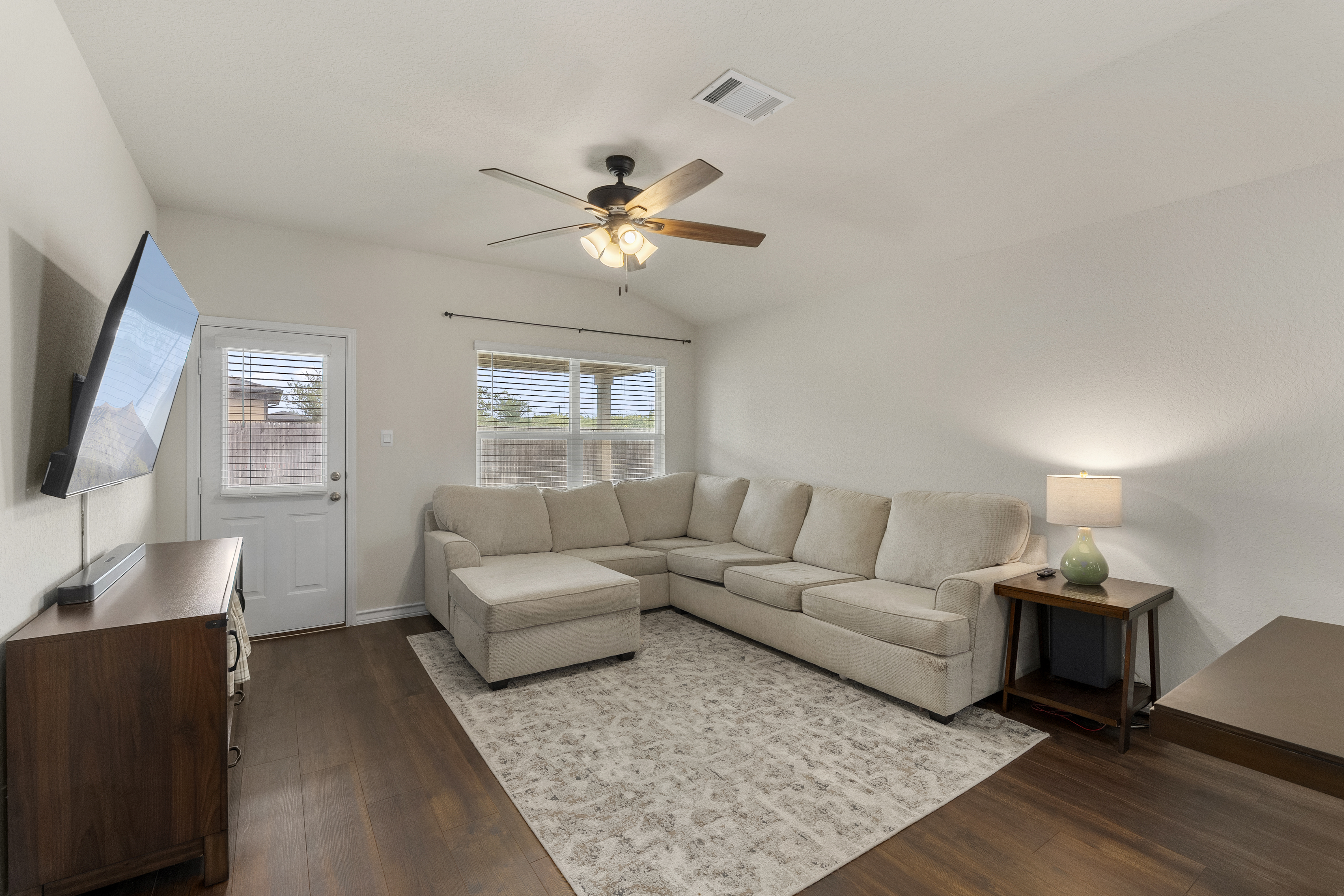  Stylish Four Bedroom with Open Layout - 物件實景