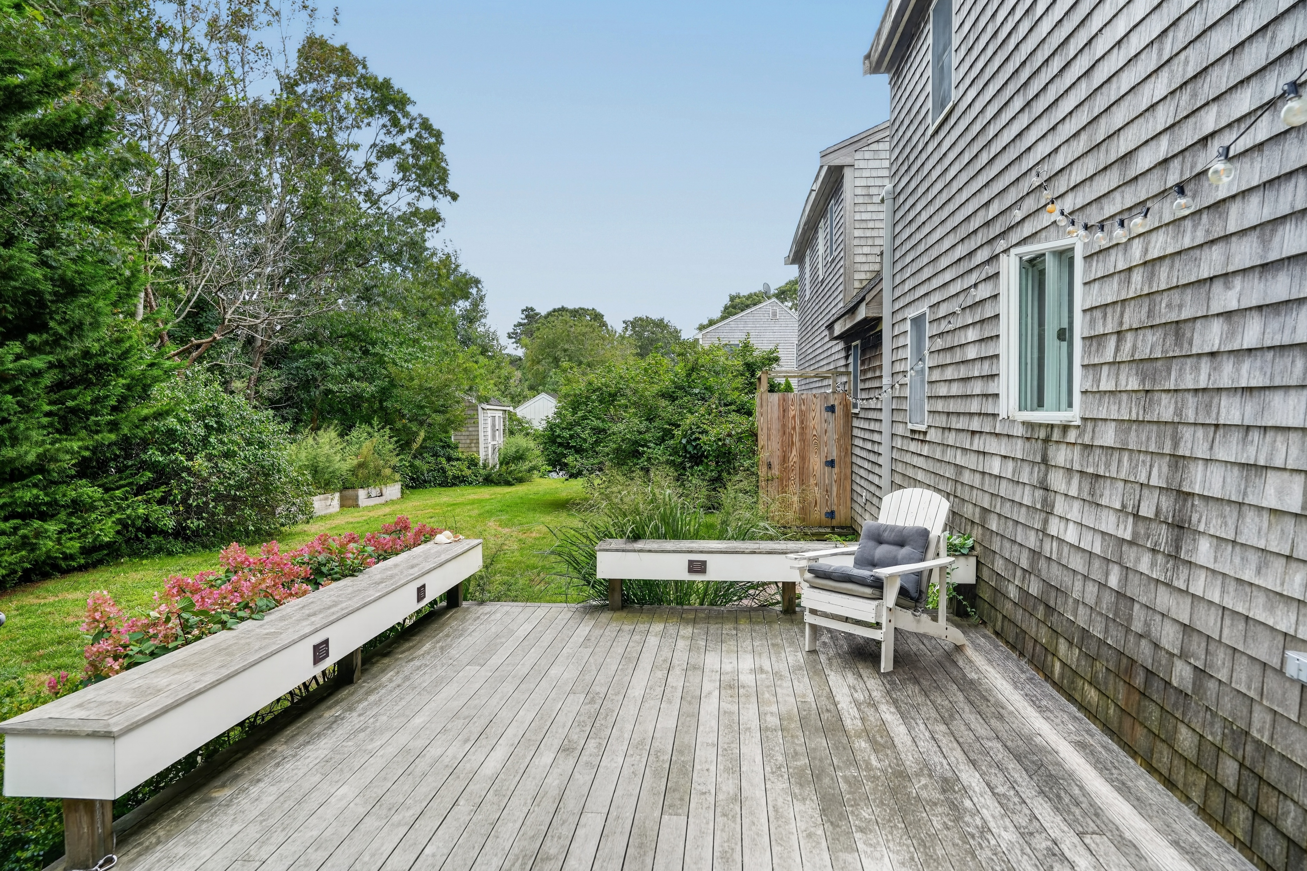  Expanded Cape-Style Home in Oak Bluffs - 物件實景