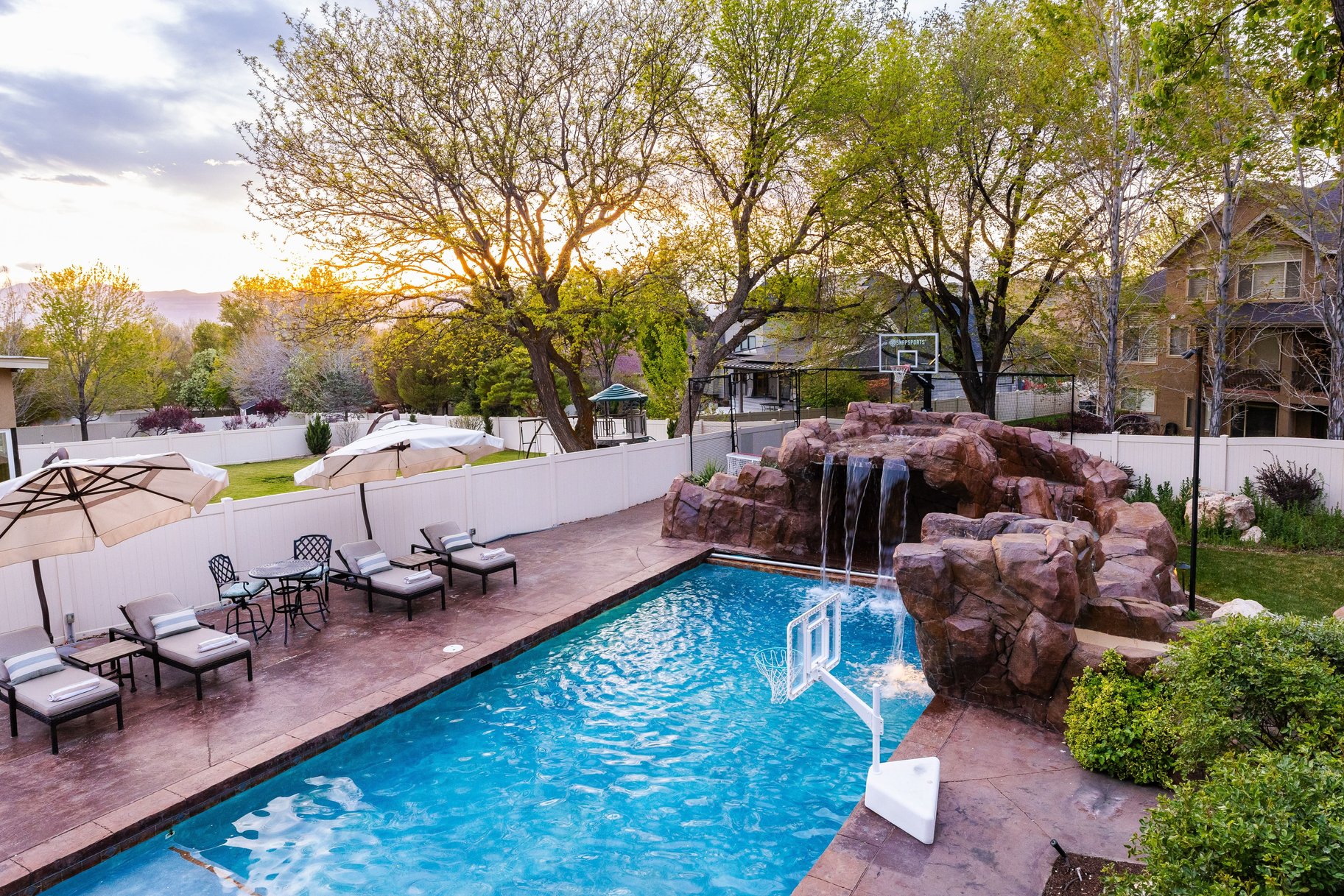  Custom 2-Story Parade Home with Dolphin Bolderscape Grotto Pool & 6 Car Garage - 物件實景