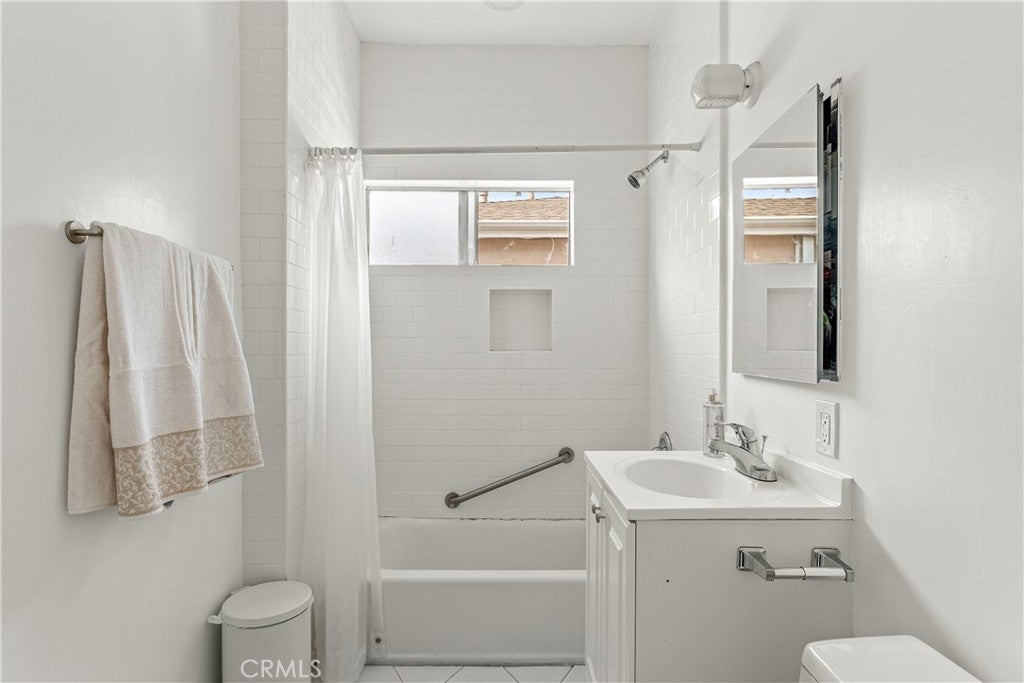 Los Angeles, California, 90032, United States, 3 Bedrooms Bedrooms, ,1 BathroomBathrooms,Residential,For Sale,1923092