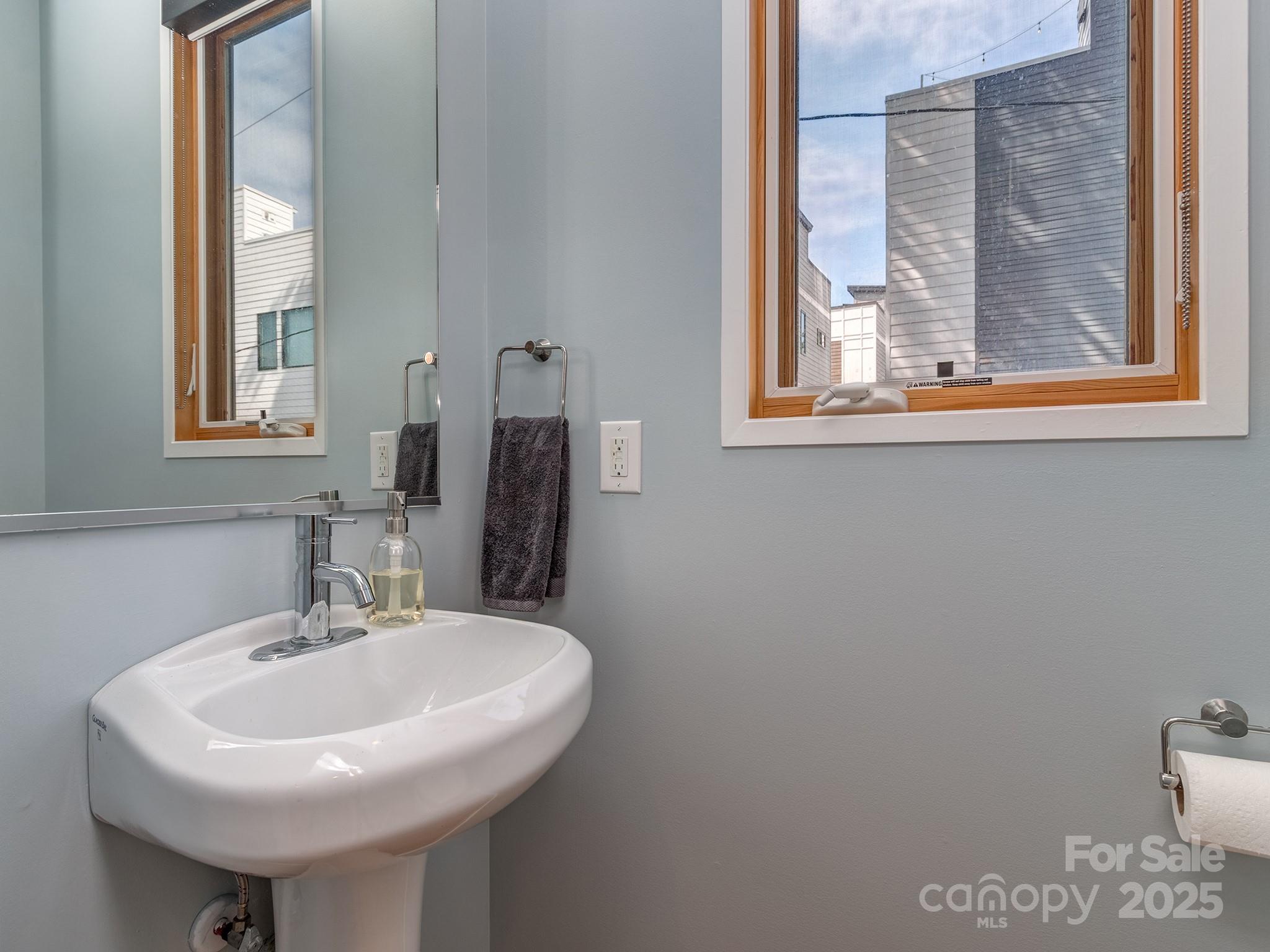 Charlotte, North Carolina, 28202, United States, 2 Bedrooms Bedrooms, ,3 BathroomsBathrooms,Residential,For Sale,1986288