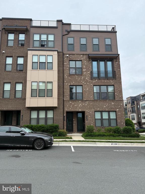 Chantilly, Virginia, 20151, United States, 3 Bedrooms Bedrooms, ,3 BathroomsBathrooms,Residential,For Sale,2048554