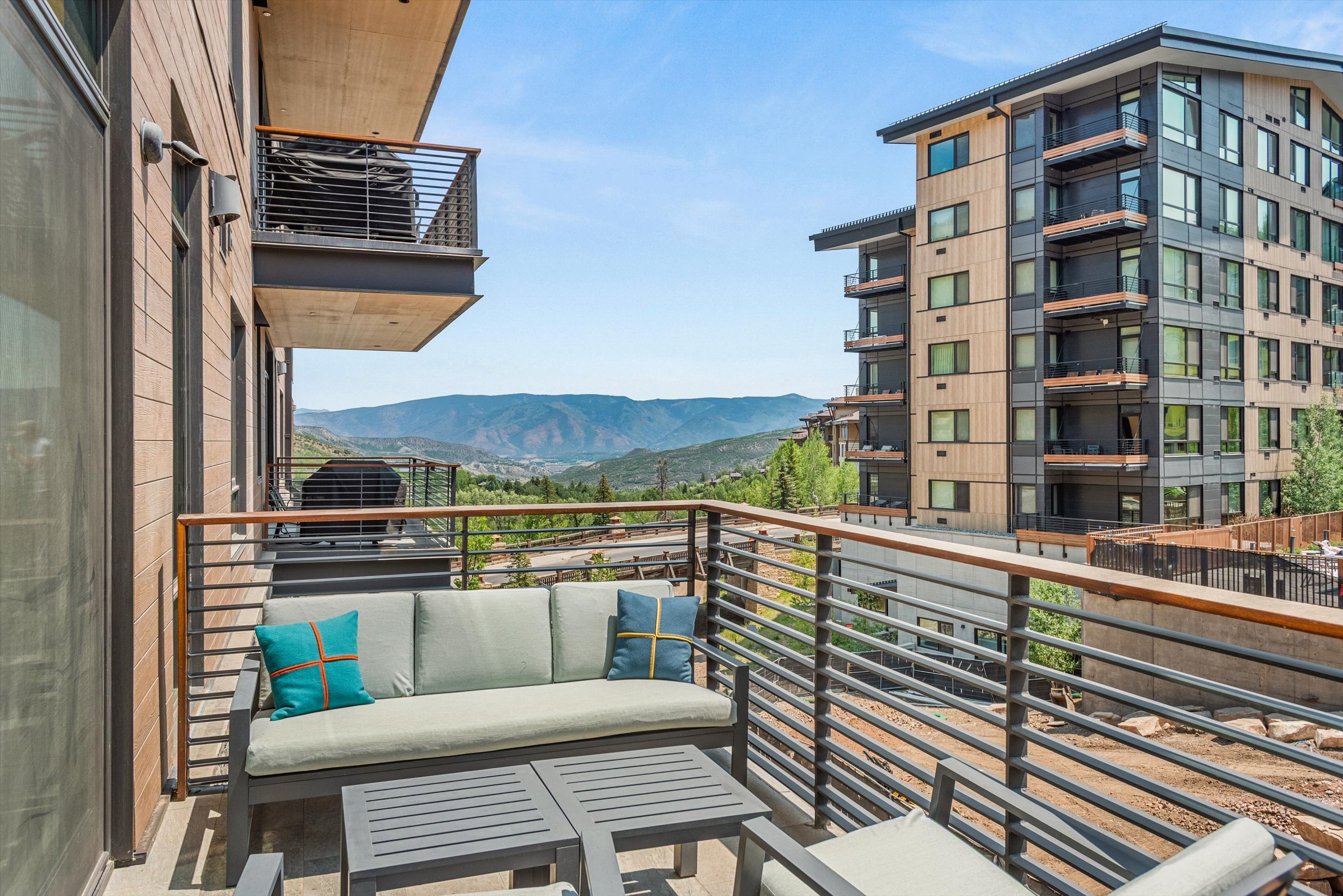  Elevated Mountain Living Meets Effortless Ski Access - 物件實景