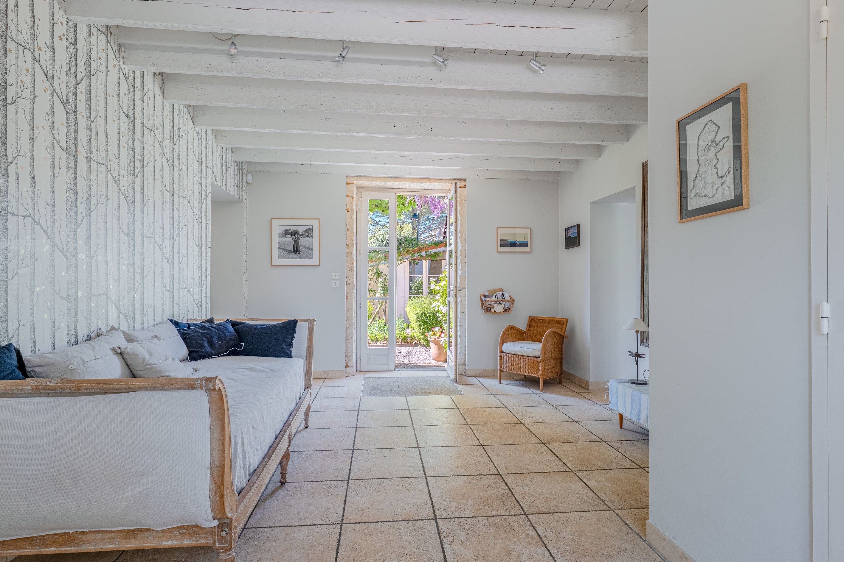  Charming golden-stone family home in central Chasselay. - 物件實景