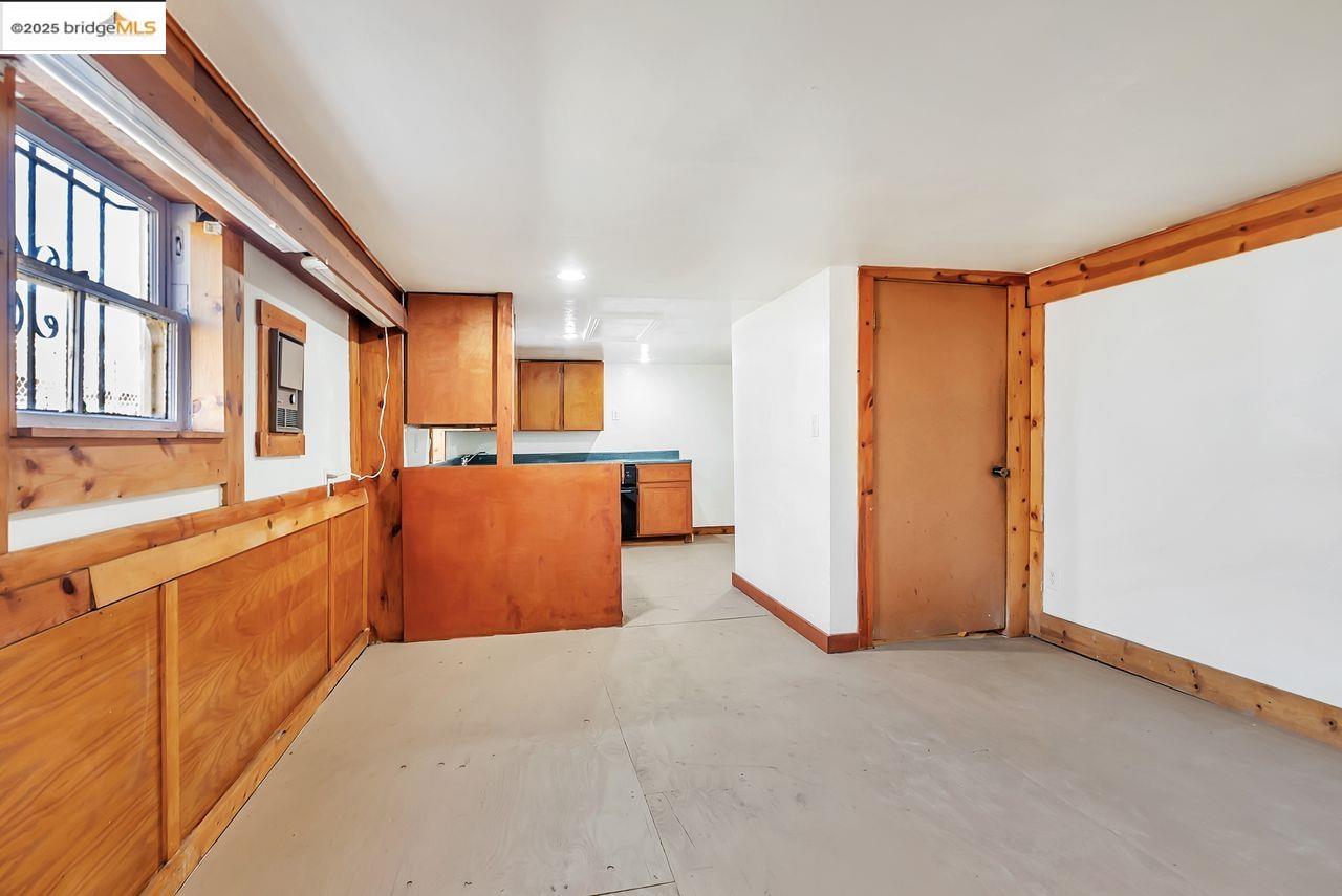 Oakland, California, 94608, United States, 6 Bedrooms Bedrooms, ,3 BathroomsBathrooms,Residential,For Sale,1939780