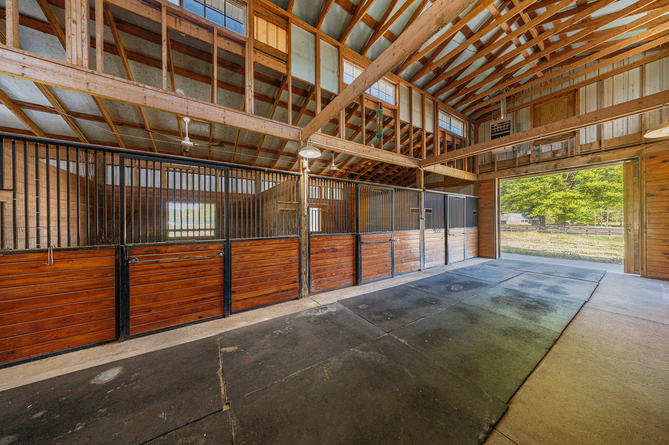  Exceptional Equestrian Estate: A Rare Blend of Luxury, Functionality, and Charm - 物件實景