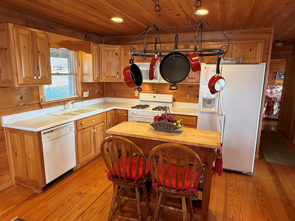 Ellijay, Georgia, 30536, United States, 3 Bedrooms Bedrooms, ,3 BathroomsBathrooms,Residential,For Sale,2009787