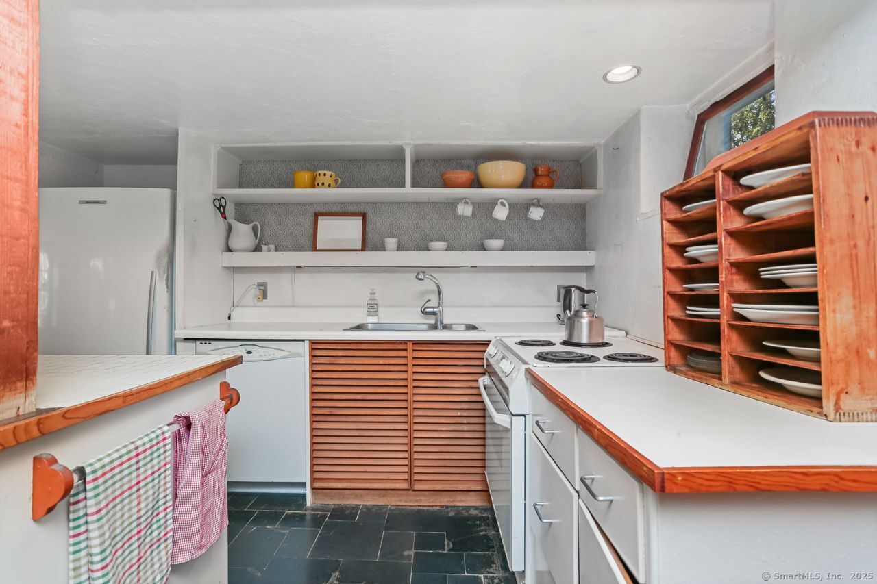 Westport, Connecticut, 06880, United States, 4 Bedrooms Bedrooms, ,3 BathroomsBathrooms,Residential,For Sale,1938739