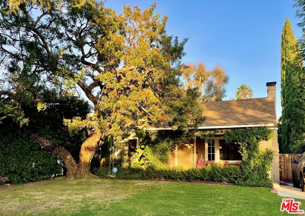 Los Angeles, California, 90004, United States, 3 Bedrooms Bedrooms, ,2 BathroomsBathrooms,Residential,For Sale,1987730