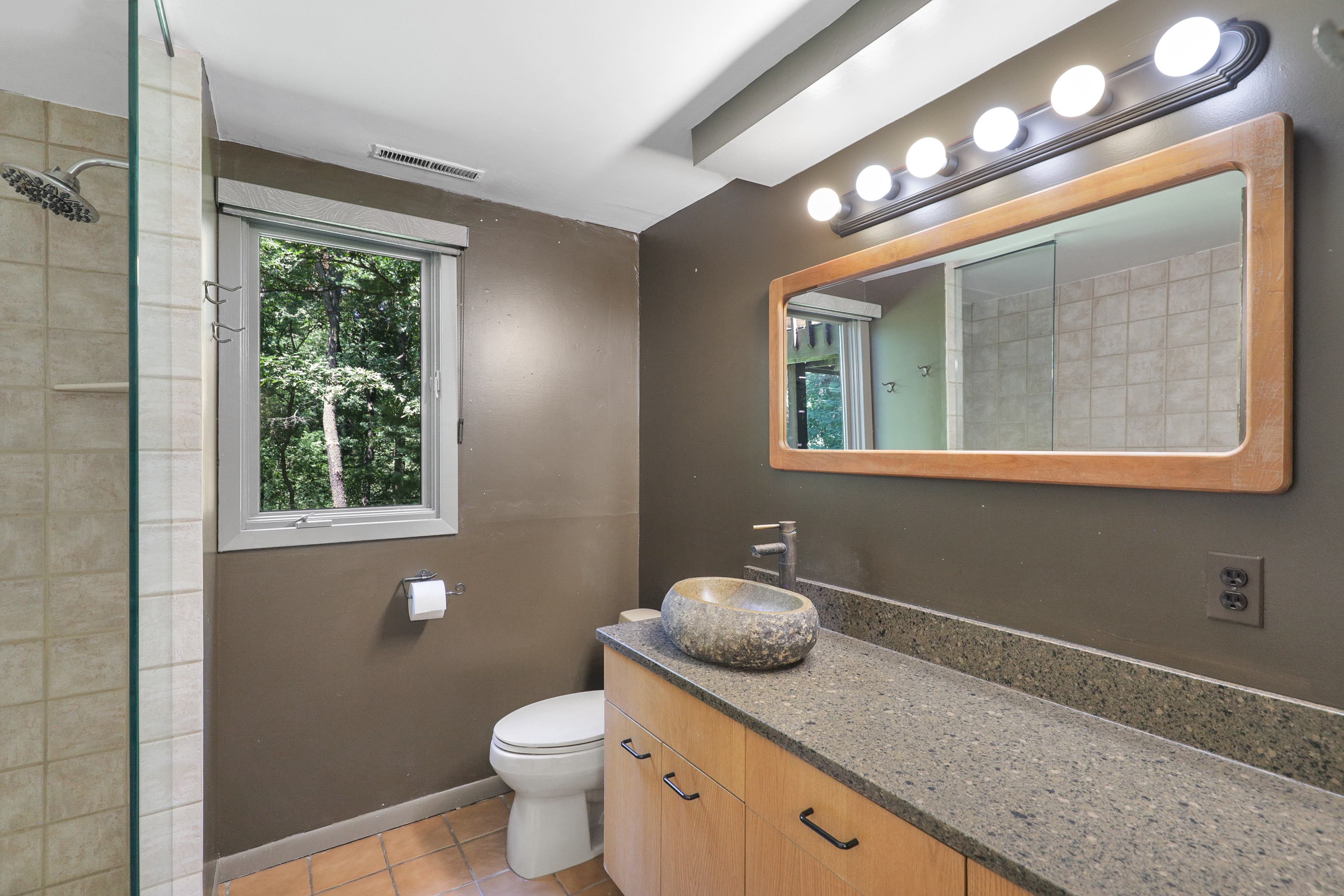  Secluded Wooded Retreat with Beautifully Updated Interiors - 物件實景