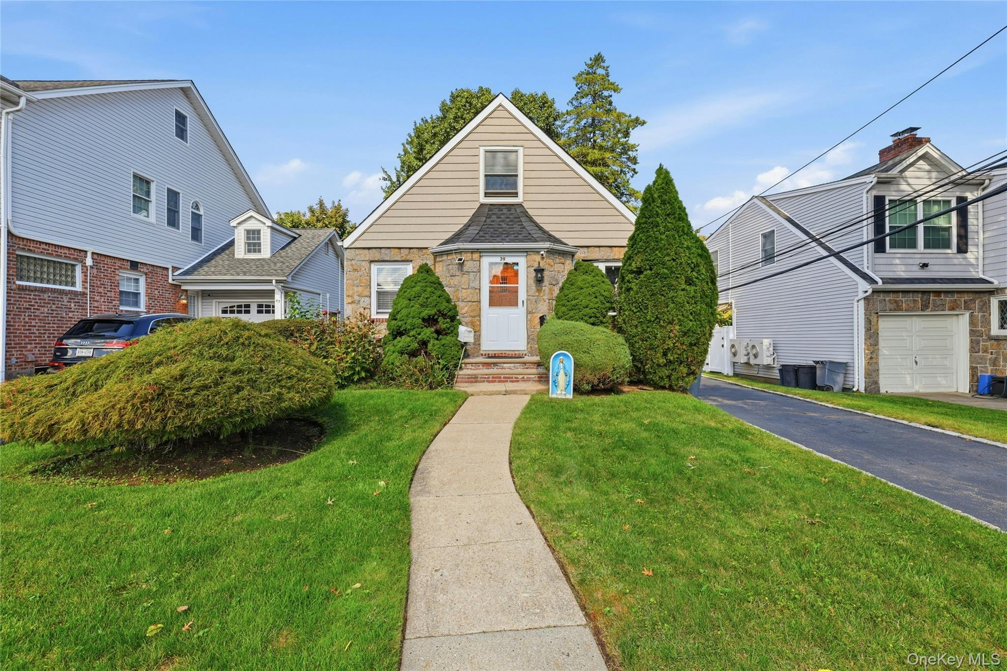 Primrose Dr, New Hyde Park, NY 11040