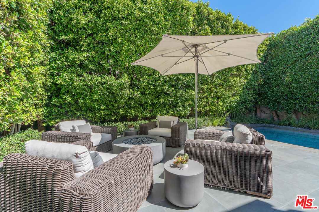 Los Angeles, California, 90020, United States, 5 Bedrooms Bedrooms, ,5 BathroomsBathrooms,Residential,For Sale,1939583