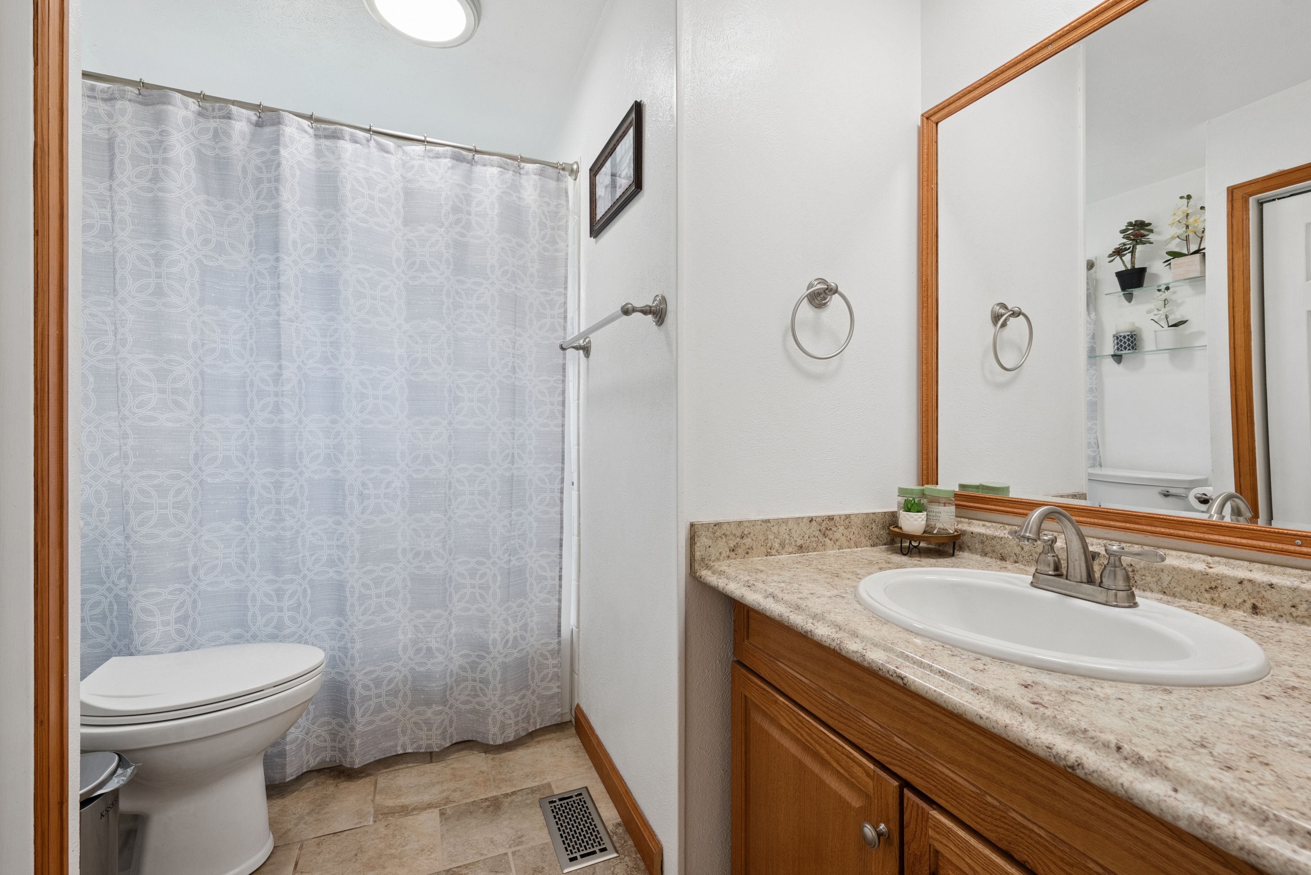  Charming and Well Maintained Home on a Large Corner Lot - 物件實景