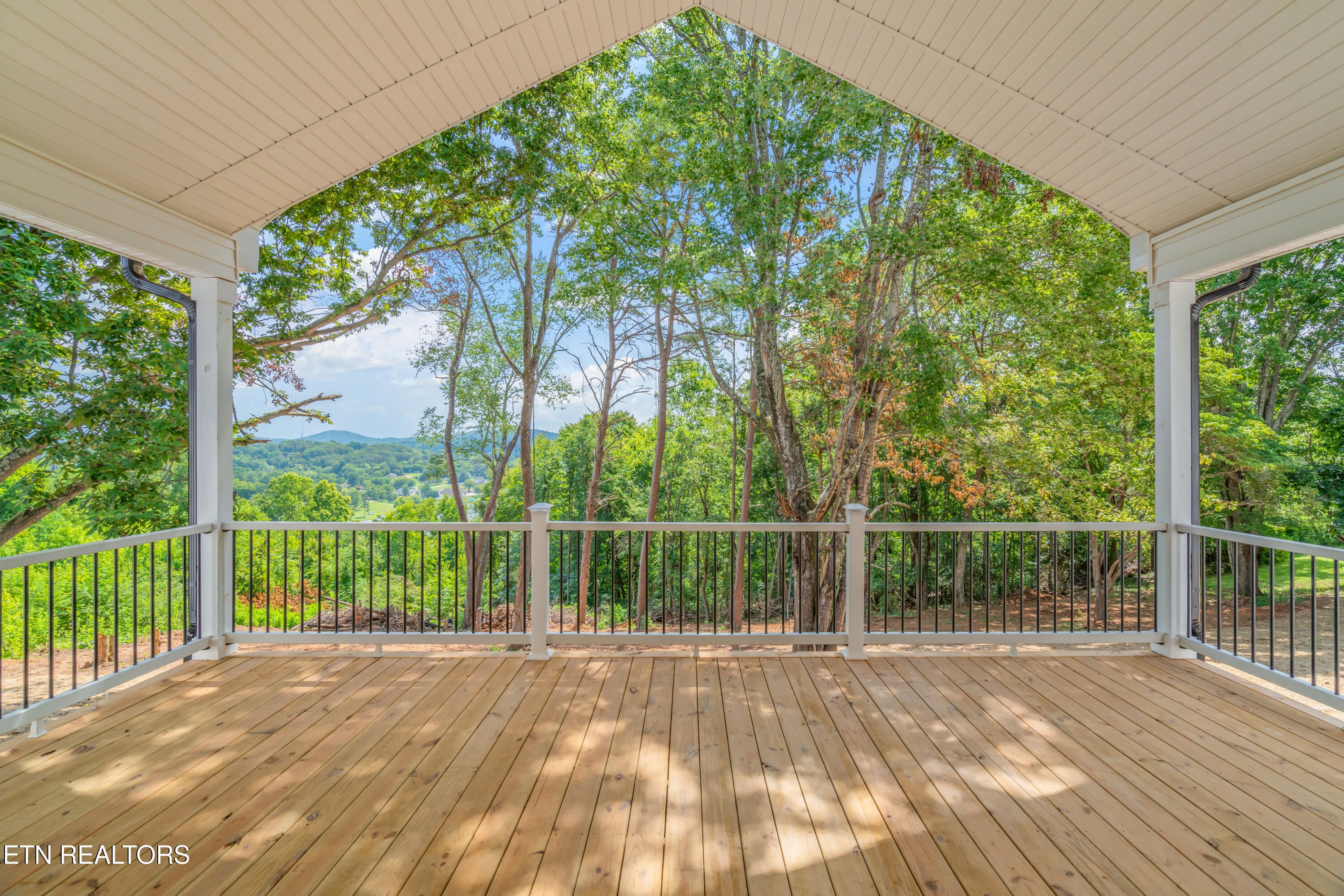 Kingston, Tennessee, 37763, United States, 3 Bedrooms Bedrooms, ,2 BathroomsBathrooms,Residential,For Sale,1907401
