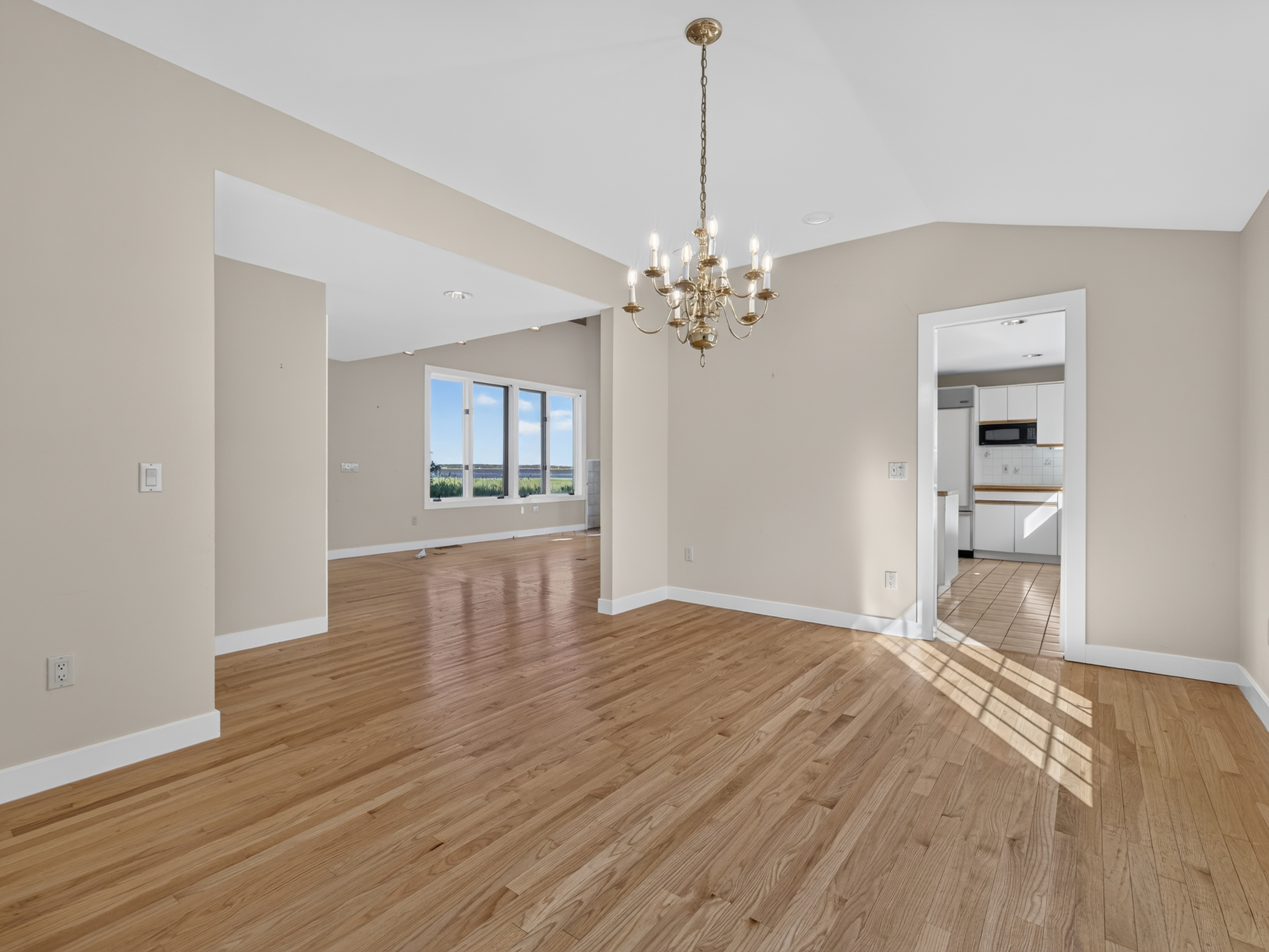  Contemporary Coastal Elegance Meets Exceptional Privacy Along South Cove in Old - 物件實景