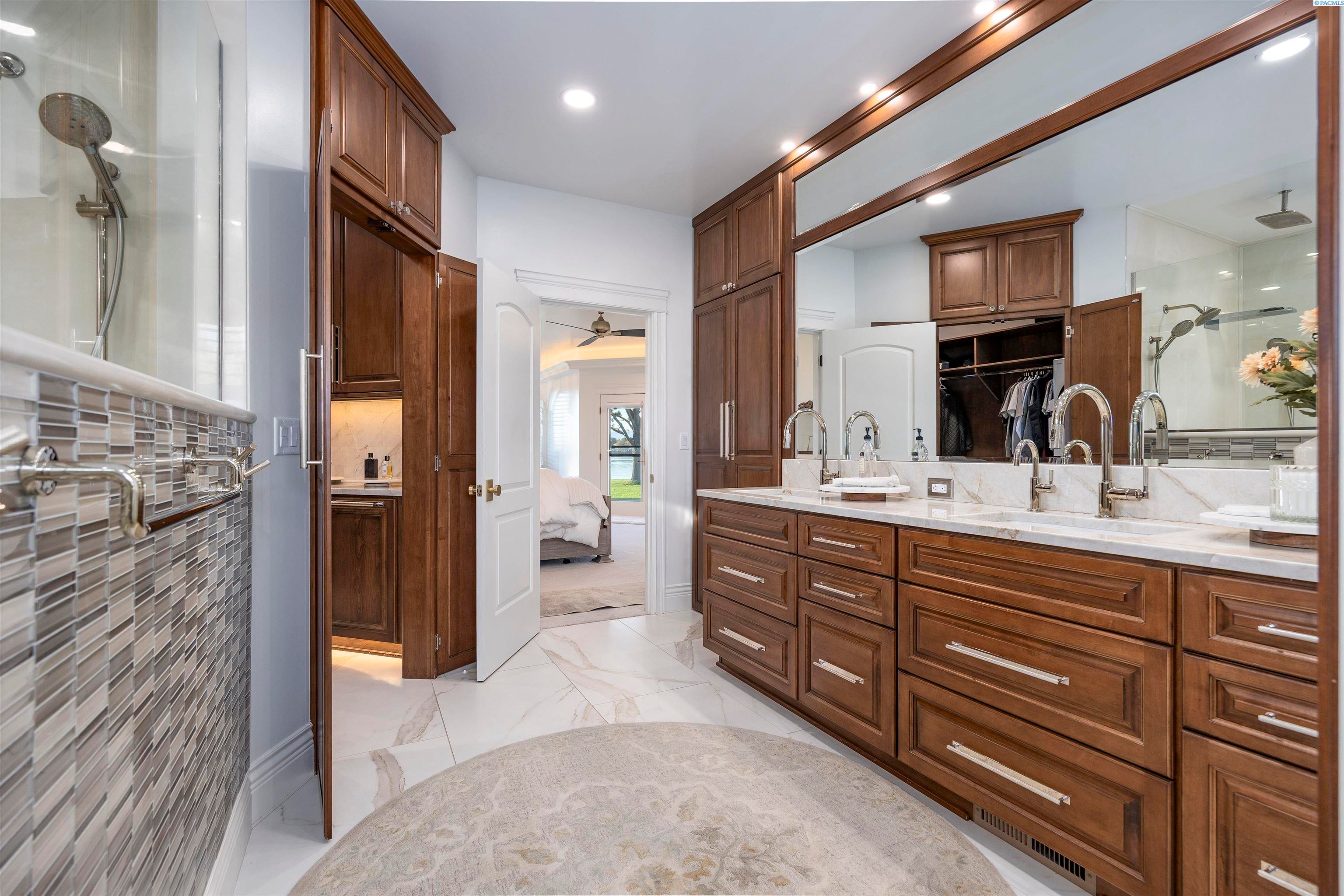 Pasco, Washington, 99301, United States, 4 Bedrooms Bedrooms, ,4 BathroomsBathrooms,Residential,For Sale,1974870