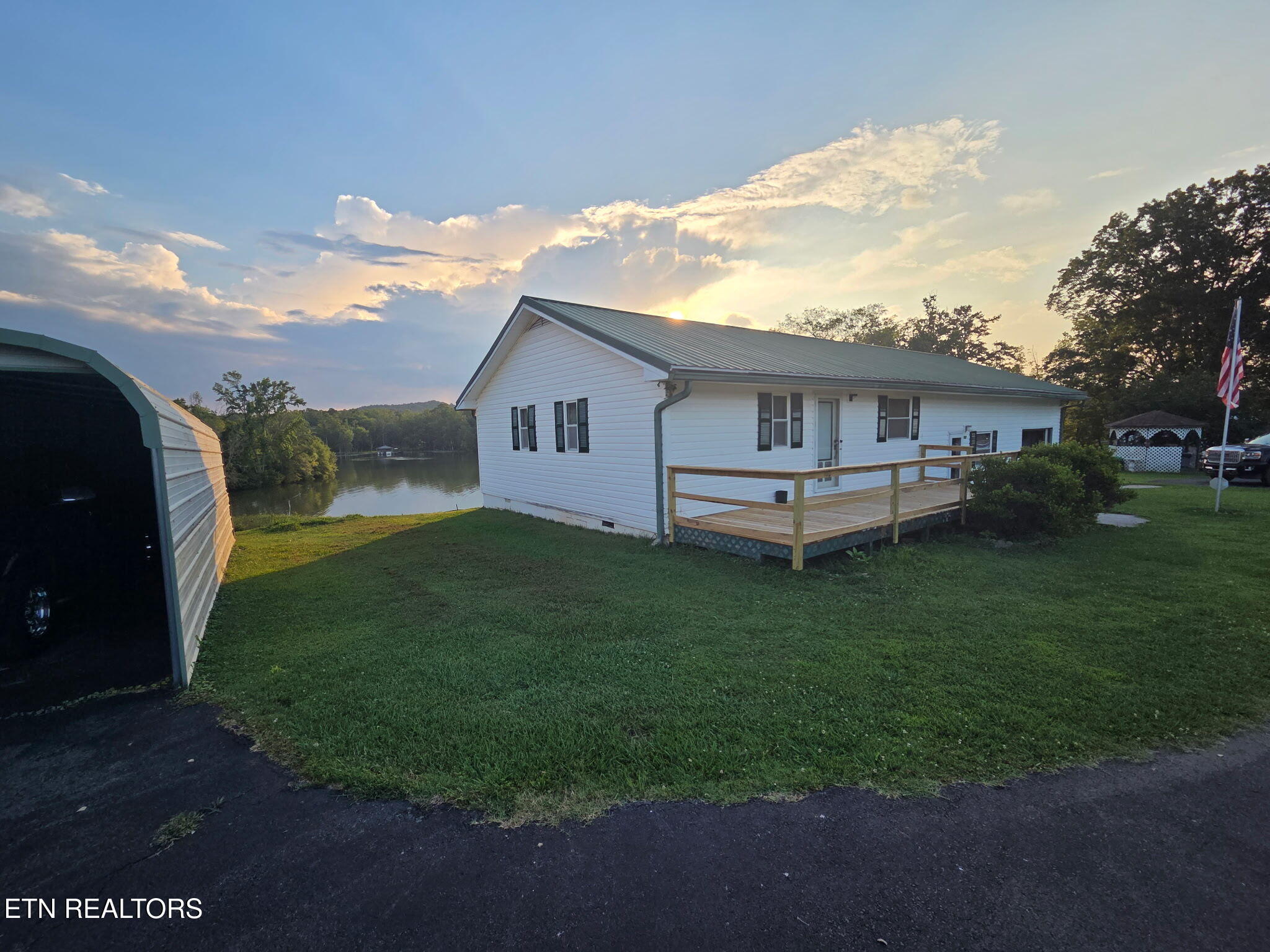 Kingston, Tennessee, 37763, United States, 3 Bedrooms Bedrooms, ,2 BathroomsBathrooms,Residential,For Sale,1891153
