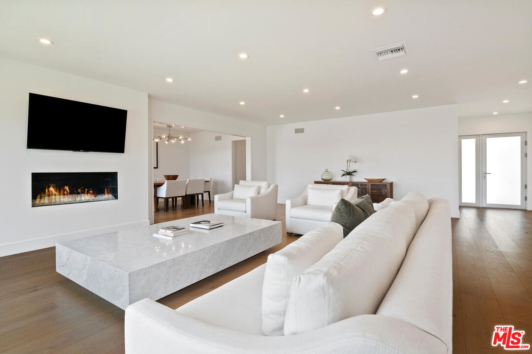 Sherman Oaks, California, 91403, United States, 3 Bedrooms Bedrooms, ,2 BathroomsBathrooms,Residential,For Sale,1940952