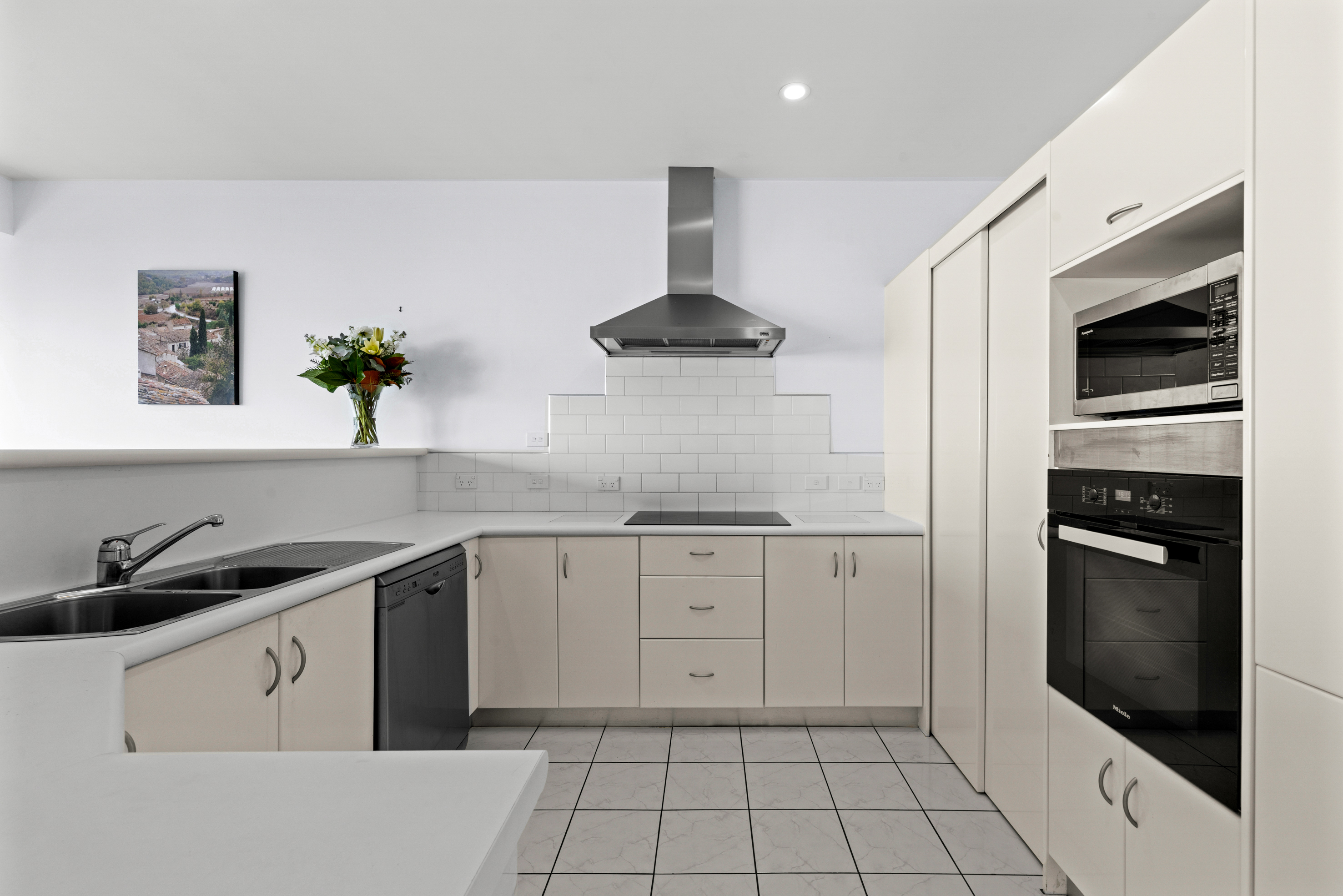  Outstanding Buying on Bluff Hill - 物件實景