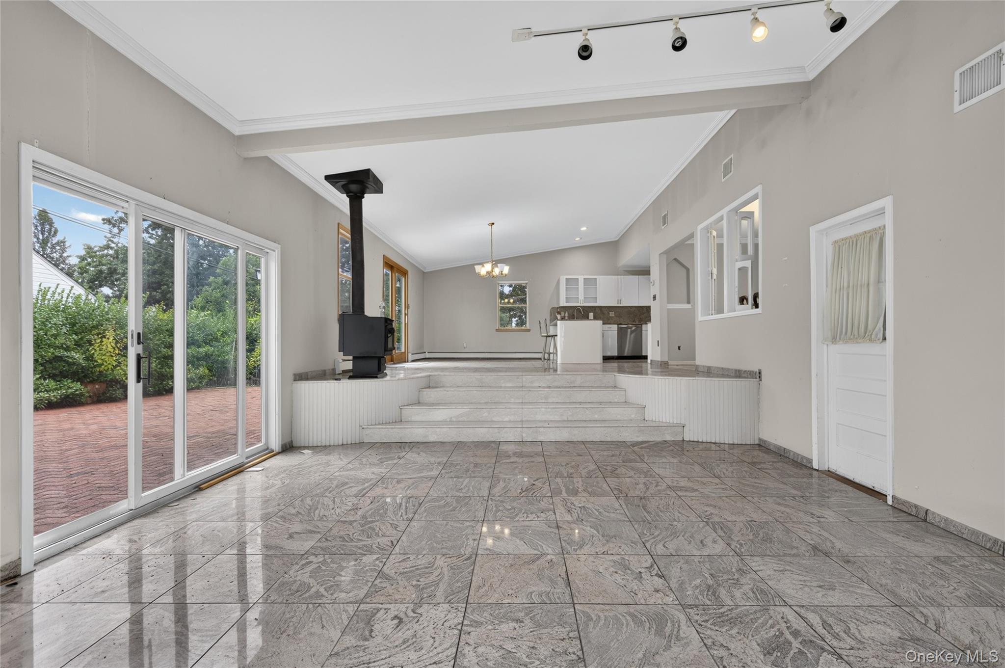 146 Longwood Avenue, Westbury, NY, 11590 - 物件實景