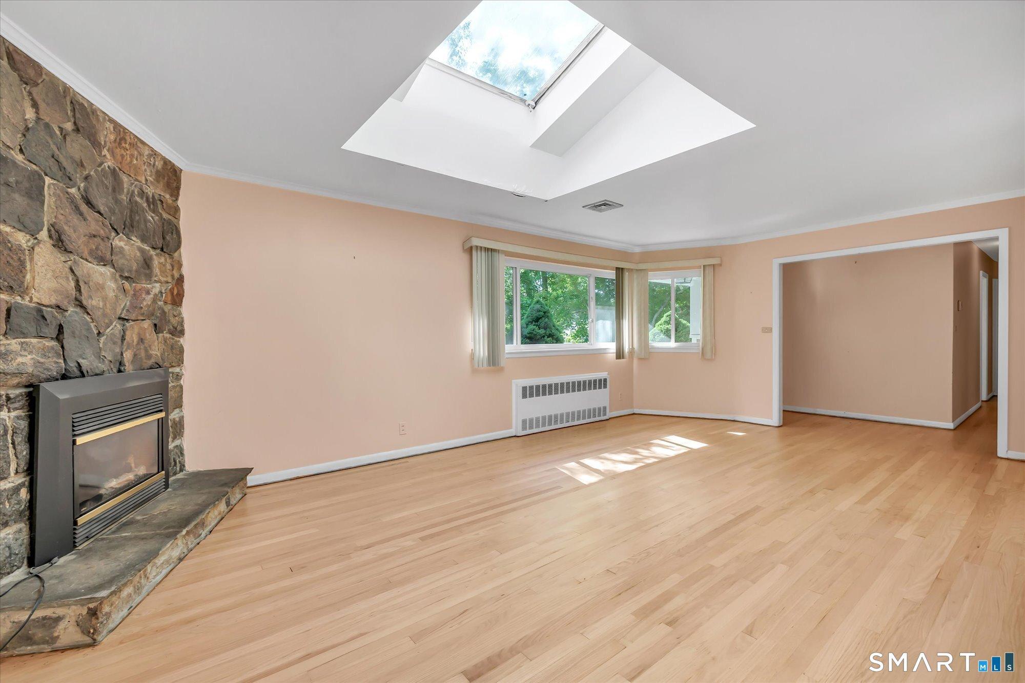 Trumbull, Connecticut, 06611, United States, 3 Bedrooms Bedrooms, ,2 BathroomsBathrooms,Residential,For Sale,2048685