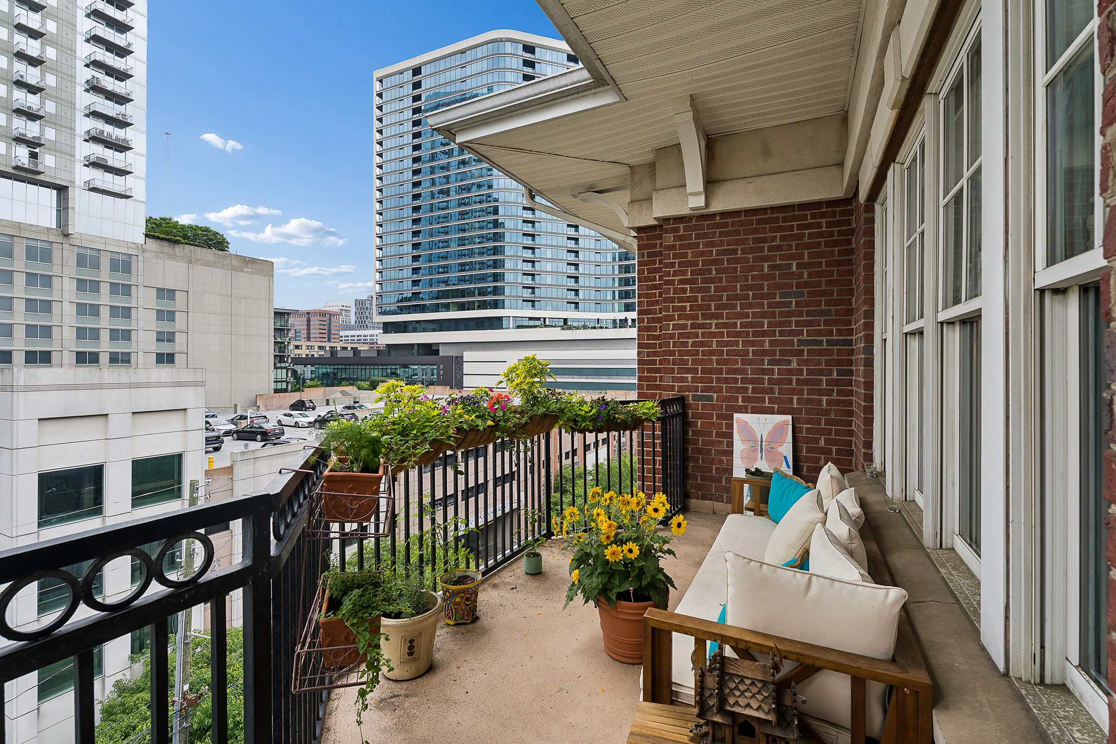  Beautifully Renovated Top-Floor Condo Overlooking Midtown - 物件實景