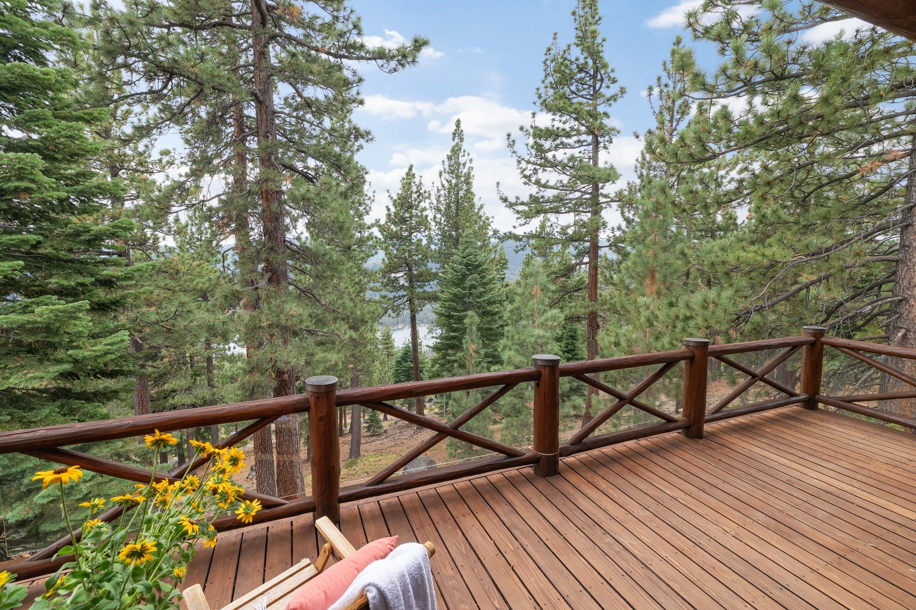  Views of Donner Lake with Donner Lake Rim Trail in Backyard - 物件實景