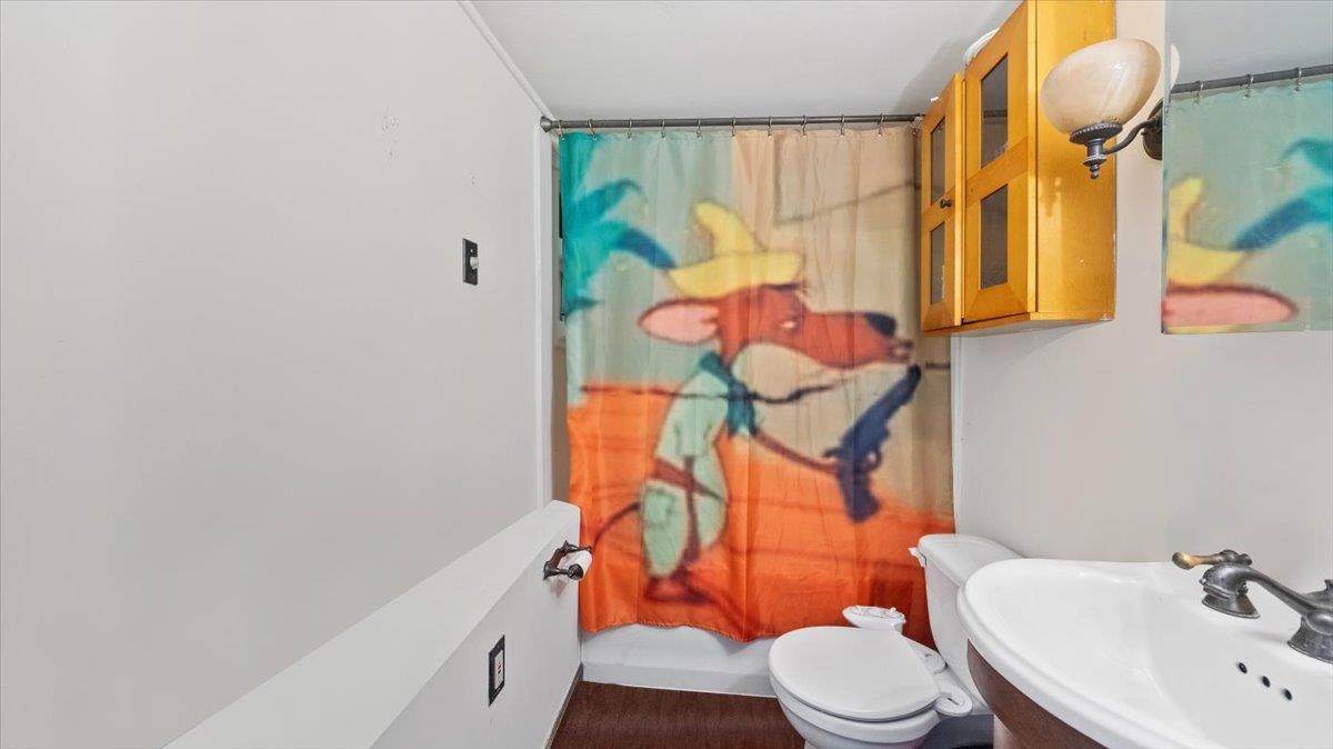 Bronx, New York, 10465, United States, 5 Bedrooms Bedrooms, ,4 BathroomsBathrooms,Residential,For Sale,1900837