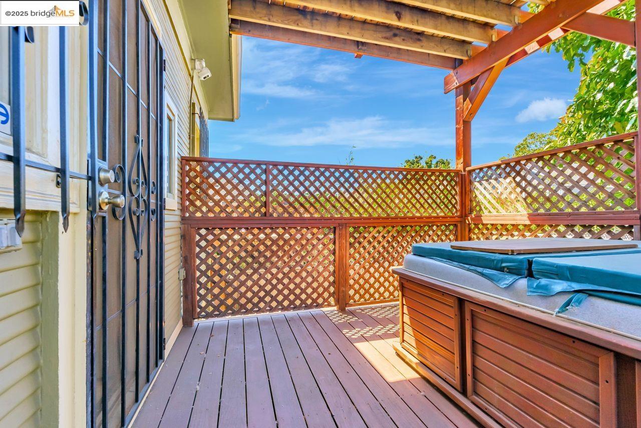 Oakland, California, 94608, United States, 6 Bedrooms Bedrooms, ,3 BathroomsBathrooms,Residential,For Sale,1939780