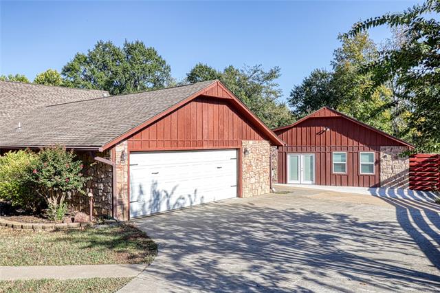 Eufaula, Oklahoma, 74432, United States, 3 Bedrooms Bedrooms, ,3 BathroomsBathrooms,Residential,For Sale,1987326