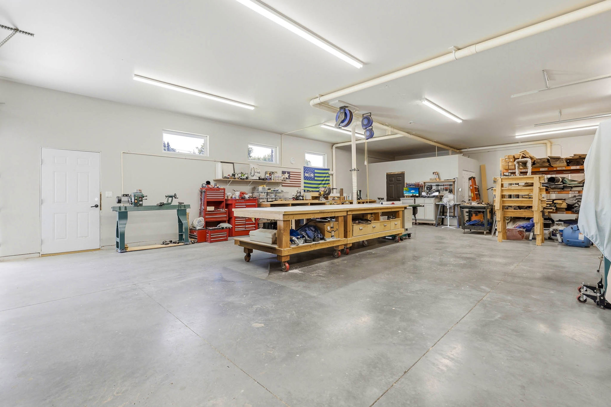 1.41 Acres, Attached Shop/ Workshop Room for Pool - 物件實景
