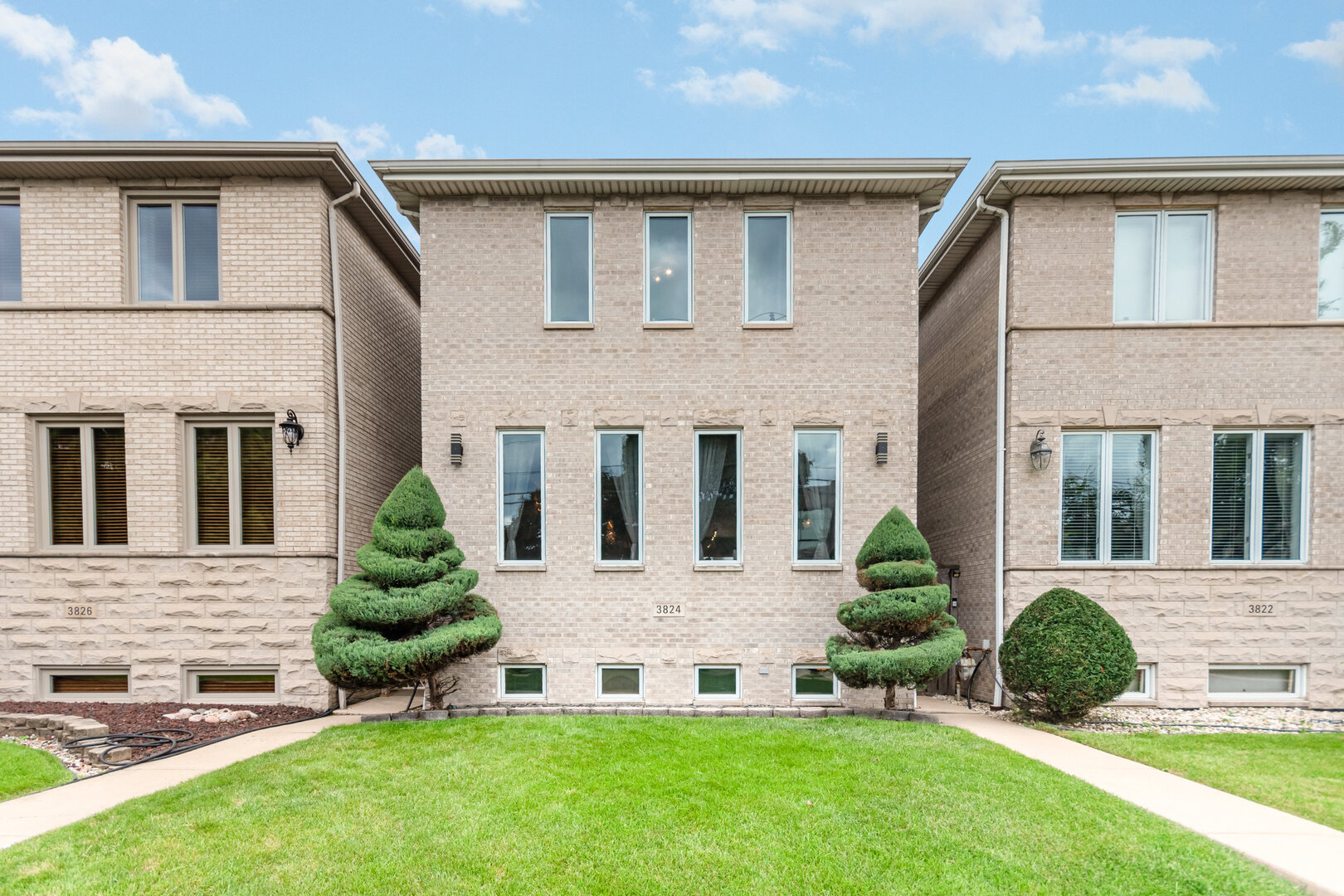 Chicago, Illinois, 60609, United States, 3 Bedrooms Bedrooms, ,3 BathroomsBathrooms,Residential,For Sale,1941639