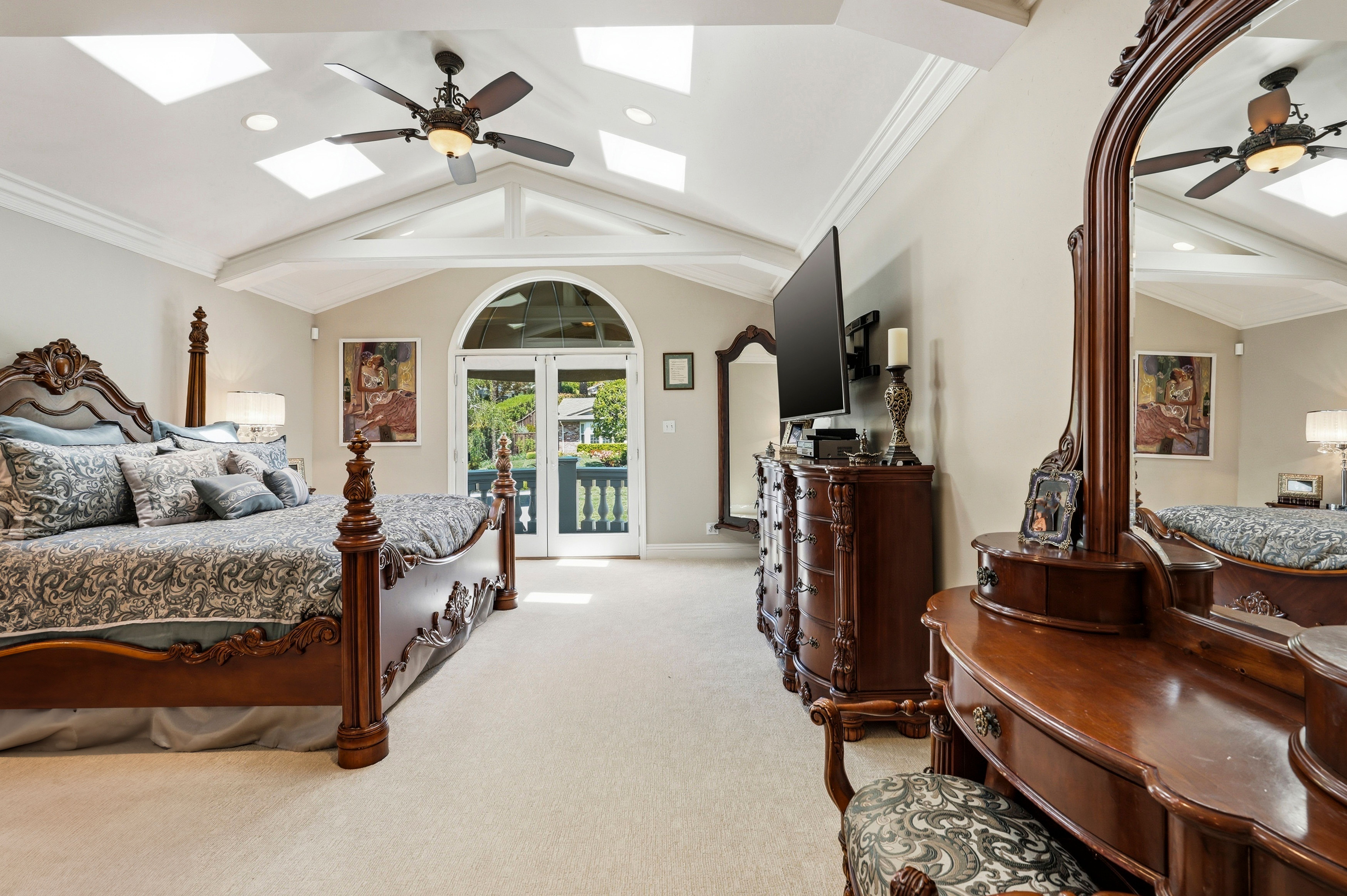  Million Dollar Views and Timeless Elegance in This Exceptional Residence - 物件實景