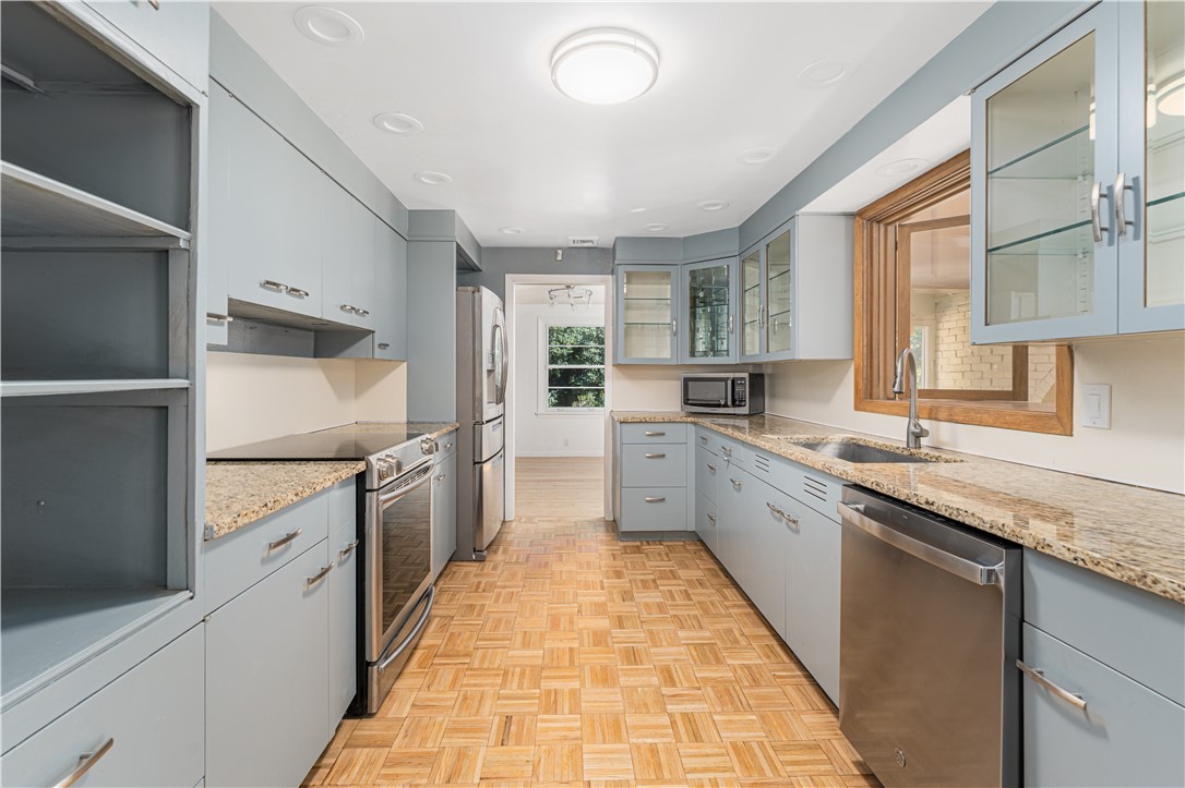 Warwick, Rhode Island, 02886, United States, 4 Bedrooms Bedrooms, ,2 BathroomsBathrooms,Residential,For Sale,1918180