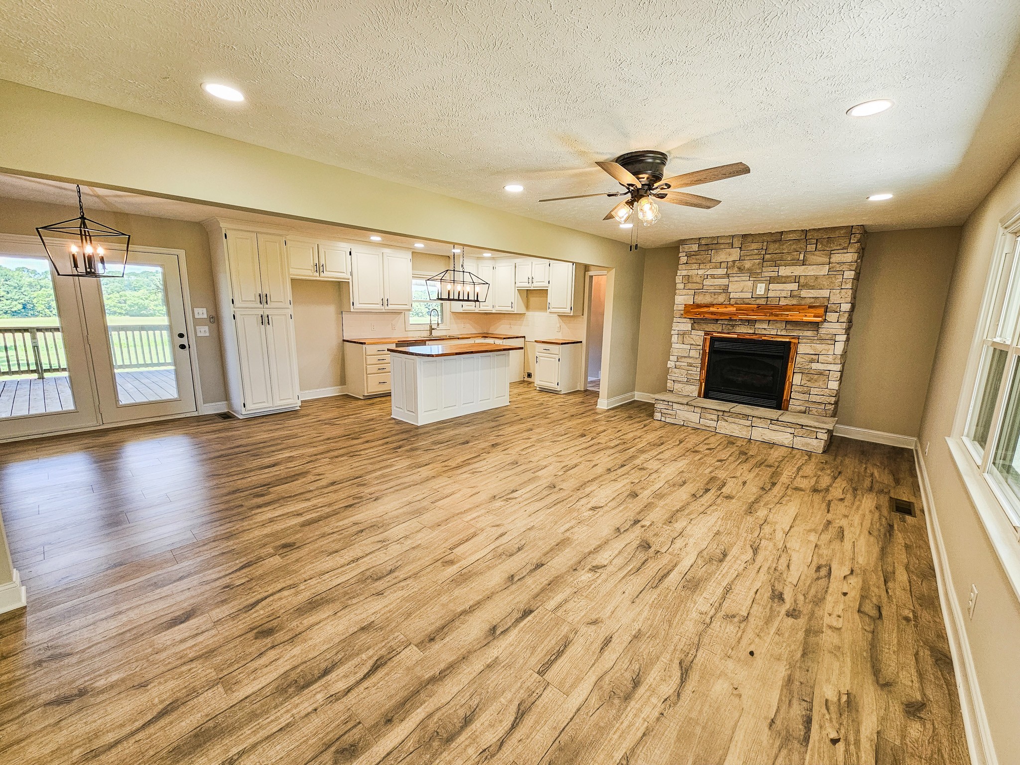 Shelbyville, Tennessee, 37160, United States, 4 Bedrooms Bedrooms, ,3 BathroomsBathrooms,Residential,For Sale,1895411