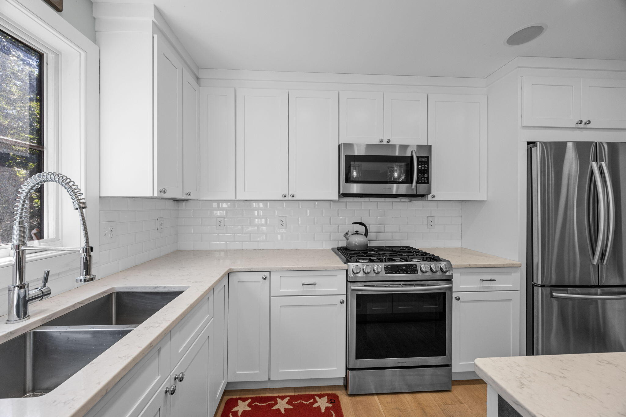  2017-Built Cape Cod Charmer with Fireplace, Fenced Yard and Patio - 物件實景