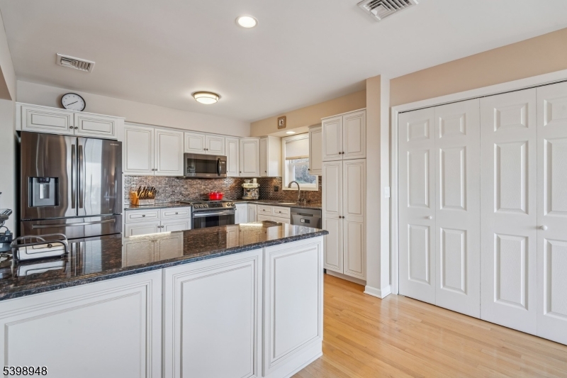 Roxbury Twp., New Jersey, 07850, United States, 4 Bedrooms Bedrooms, ,3 BathroomsBathrooms,Residential,For Sale,2003498