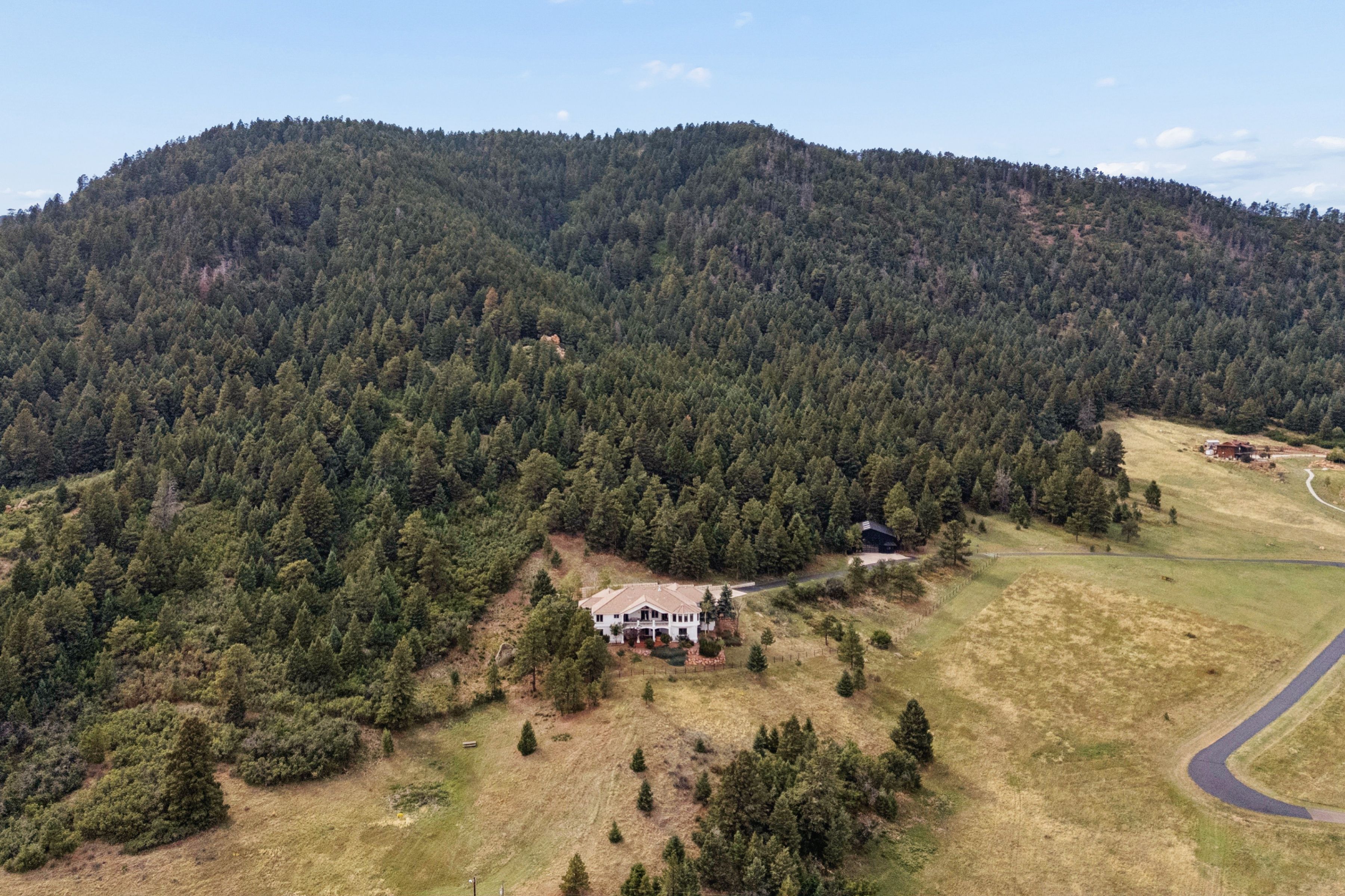  Remodeled 6,100 sq ft rancher on a magical setting spanning 72 acres - 物件實景