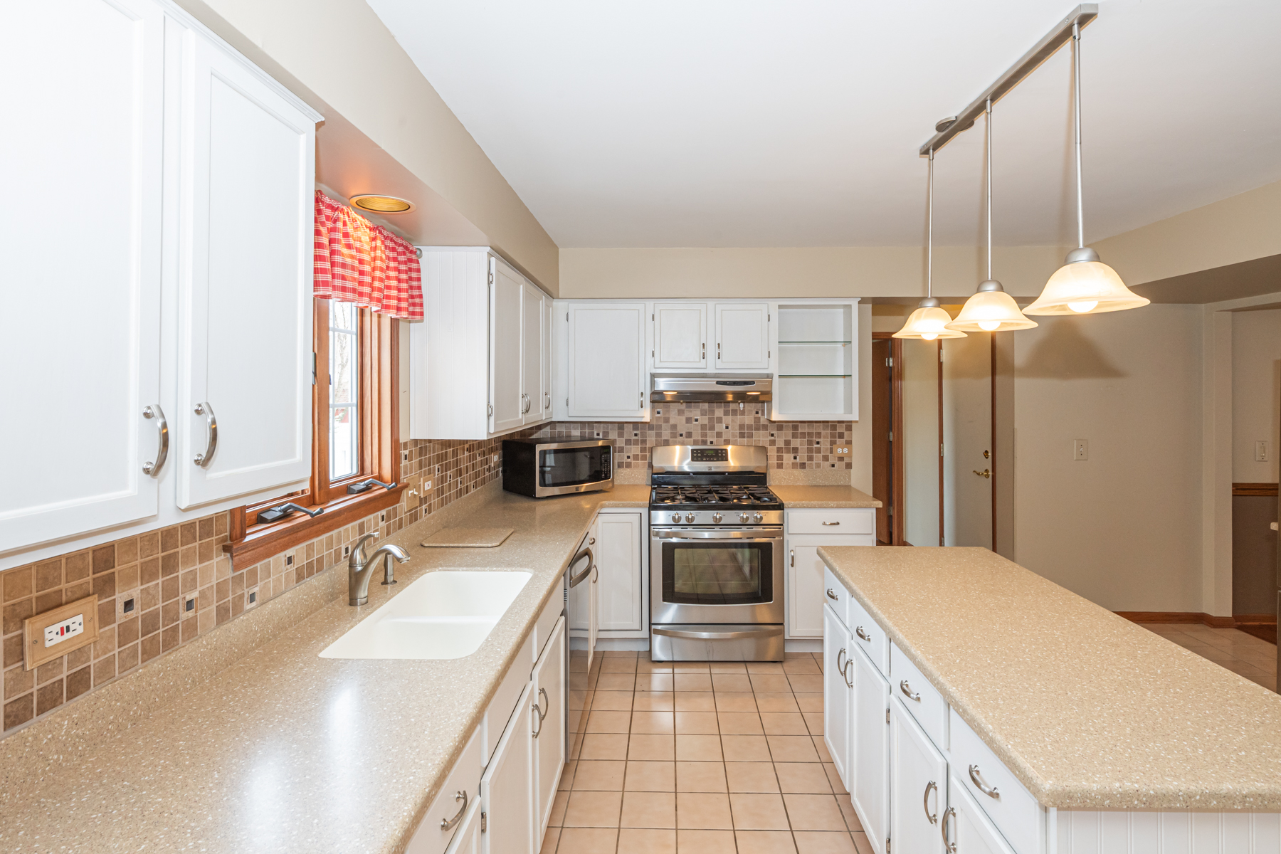  Beautifully Maintained Storybook Home - 物件實景