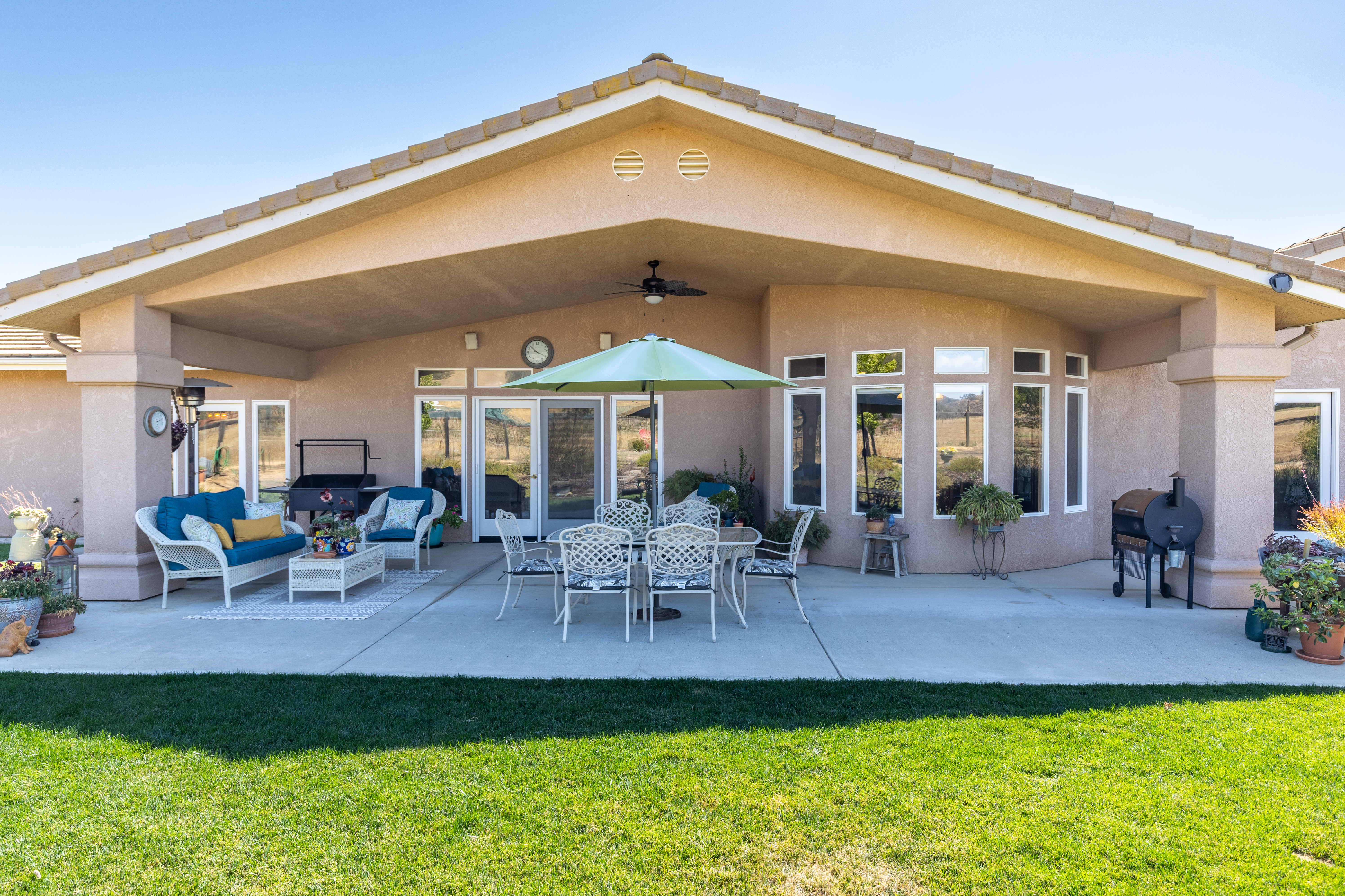  Stunning Lake Nacimiento Retreat with 6-Car Garage, Workshop & RV/Boat Parking - 物件實景