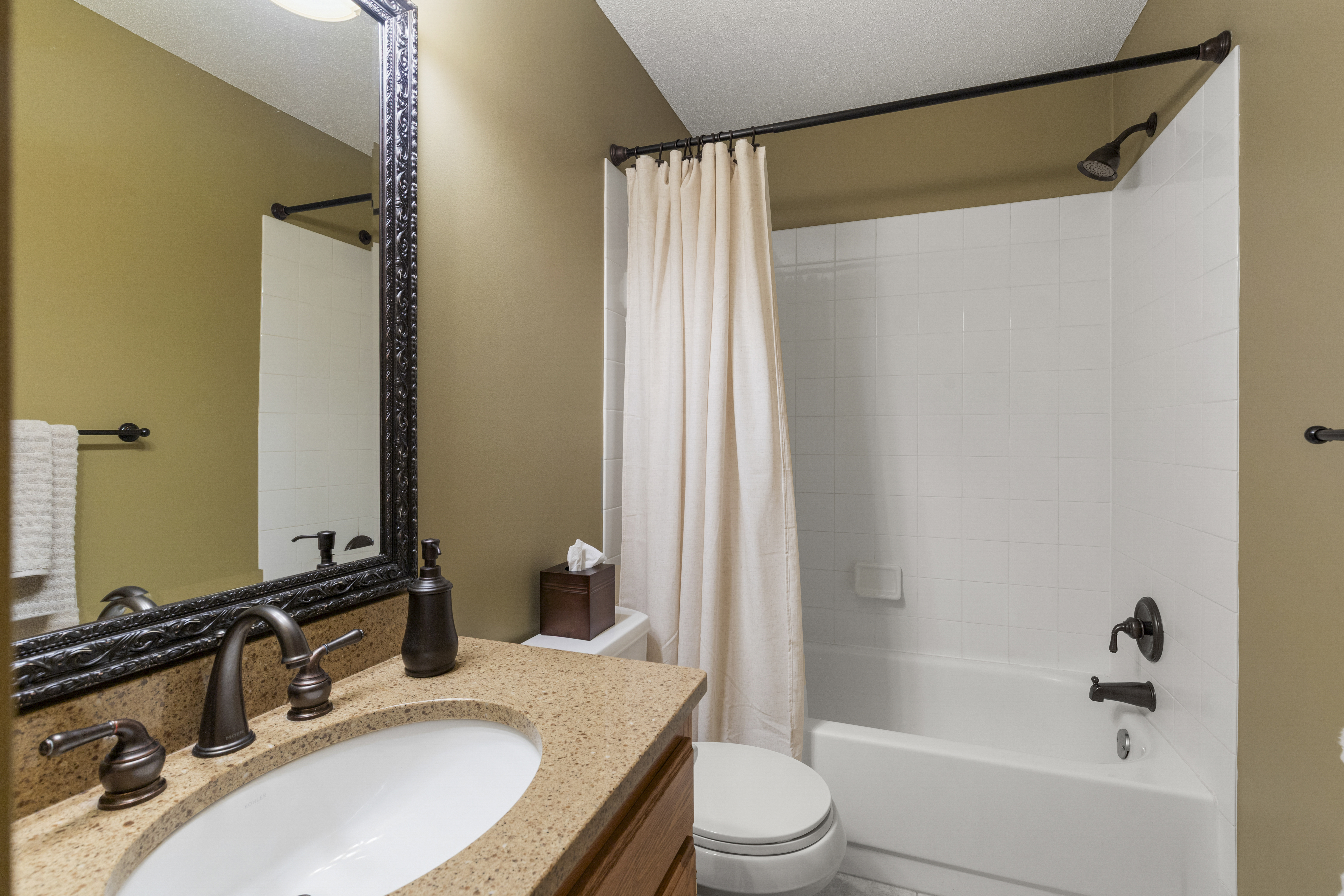 Inviting Champlin Living with Thoughtful Modern Updates - 物件實景