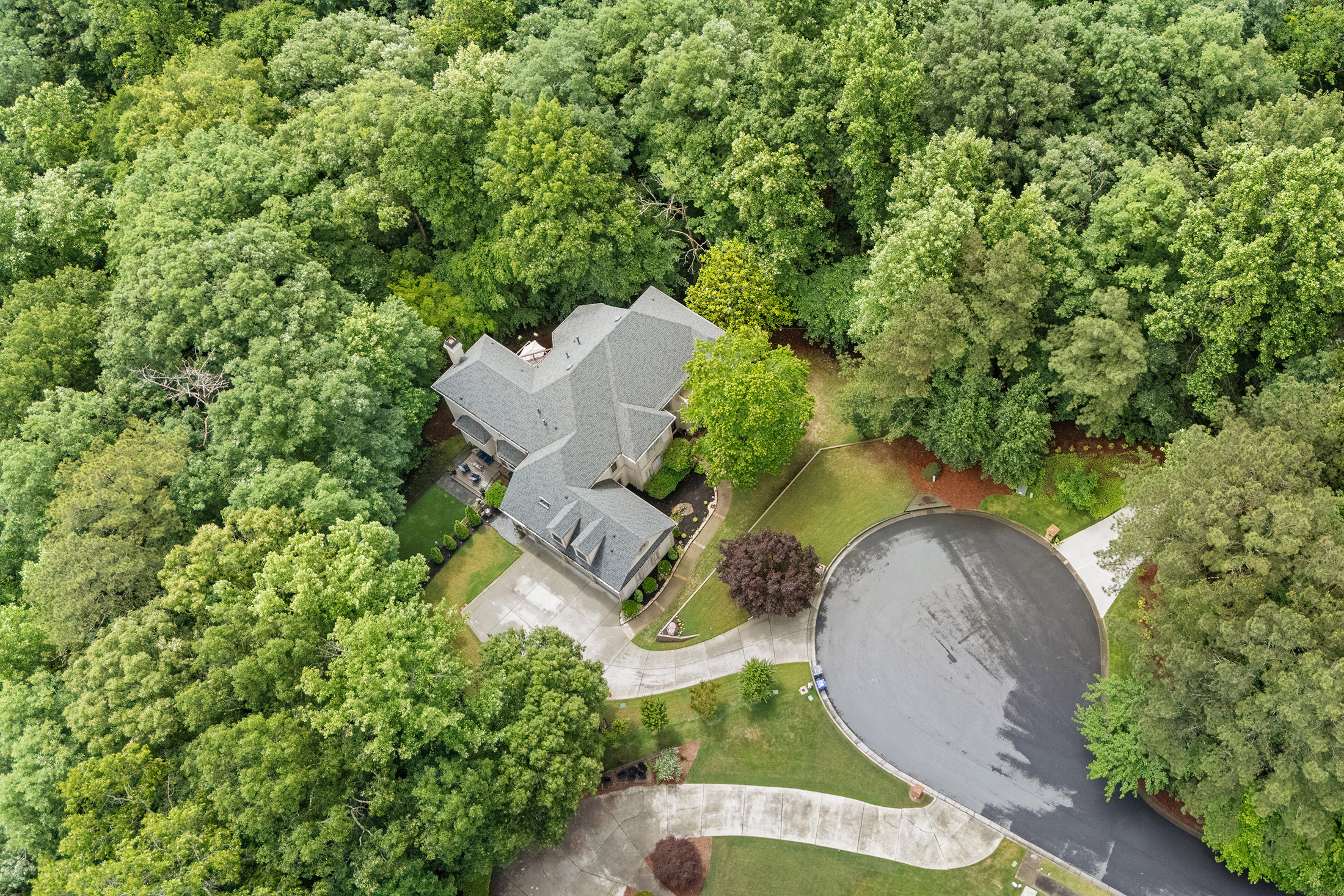  European-inspired Estate Tucked on Nearly Two Acres on Quiet Cul-de-sac - 物件實景