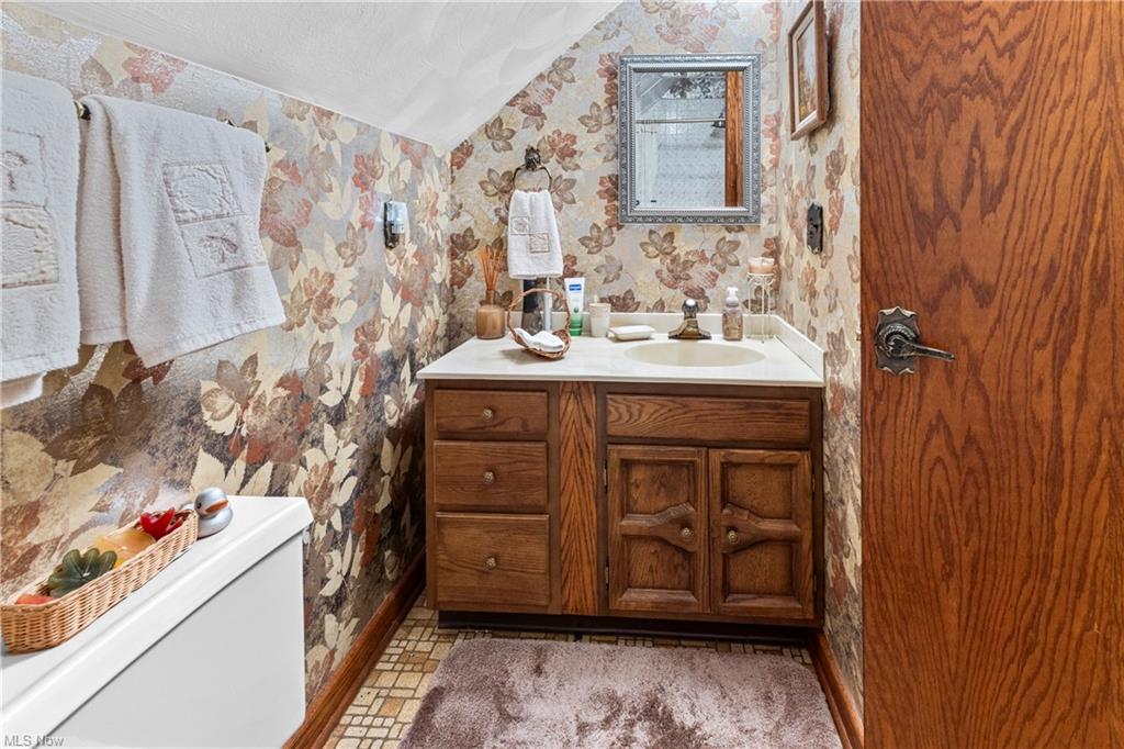 Chester, West Virginia, 26034, United States, 4 Bedrooms Bedrooms, ,3 BathroomsBathrooms,Residential,For Sale,1974553