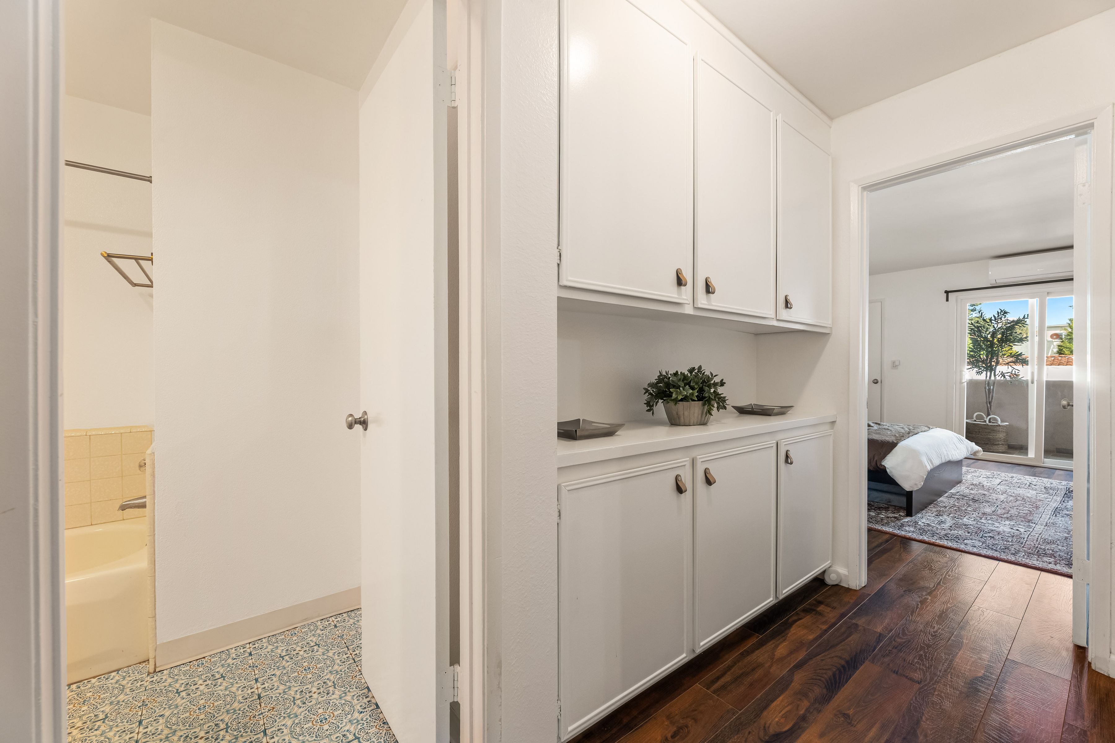  2320 S Bentley Ave - 物件實景