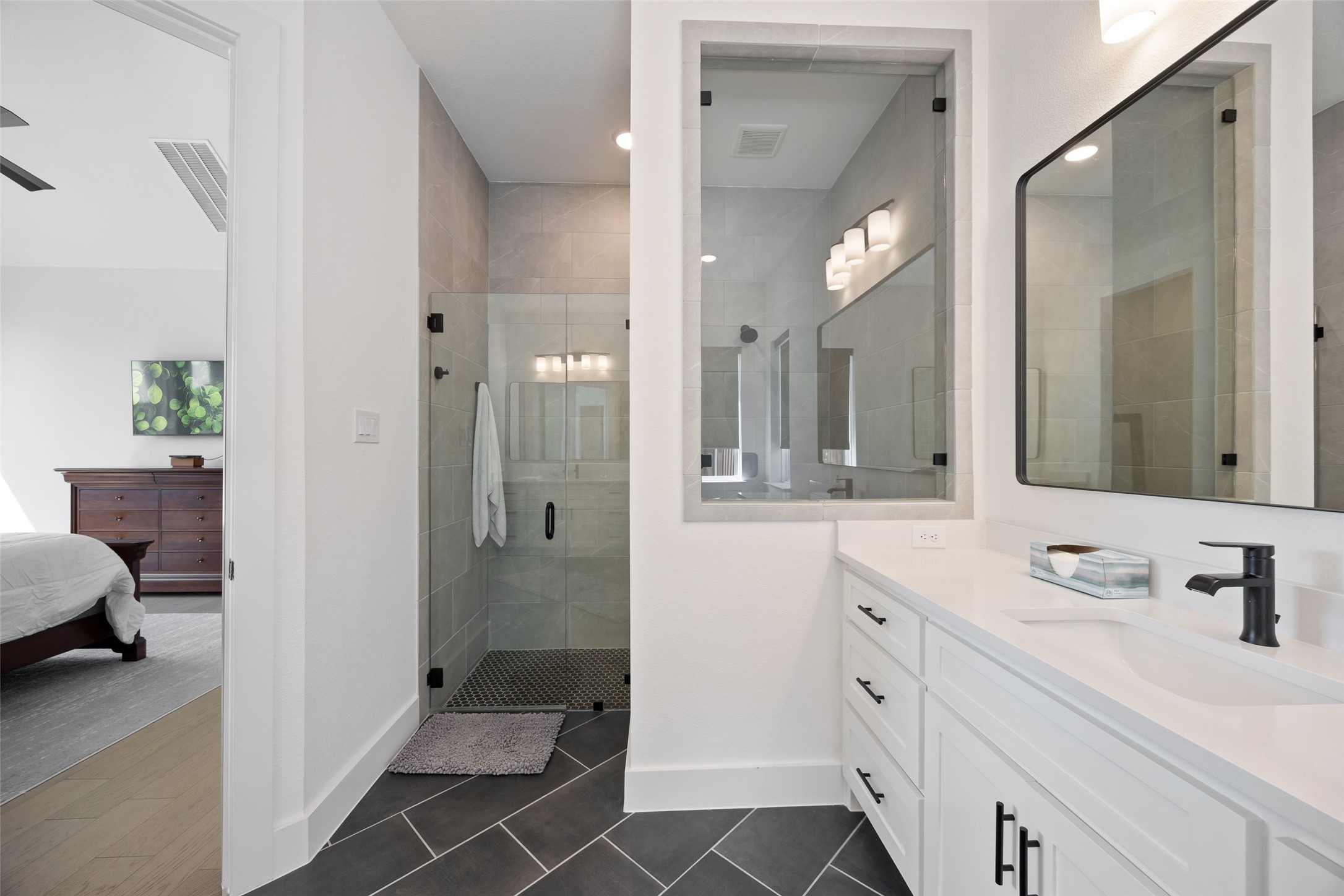 Arlington, Texas, 76005, United States, 4 Bedrooms Bedrooms, ,5 BathroomsBathrooms,Residential,For Sale,1963116